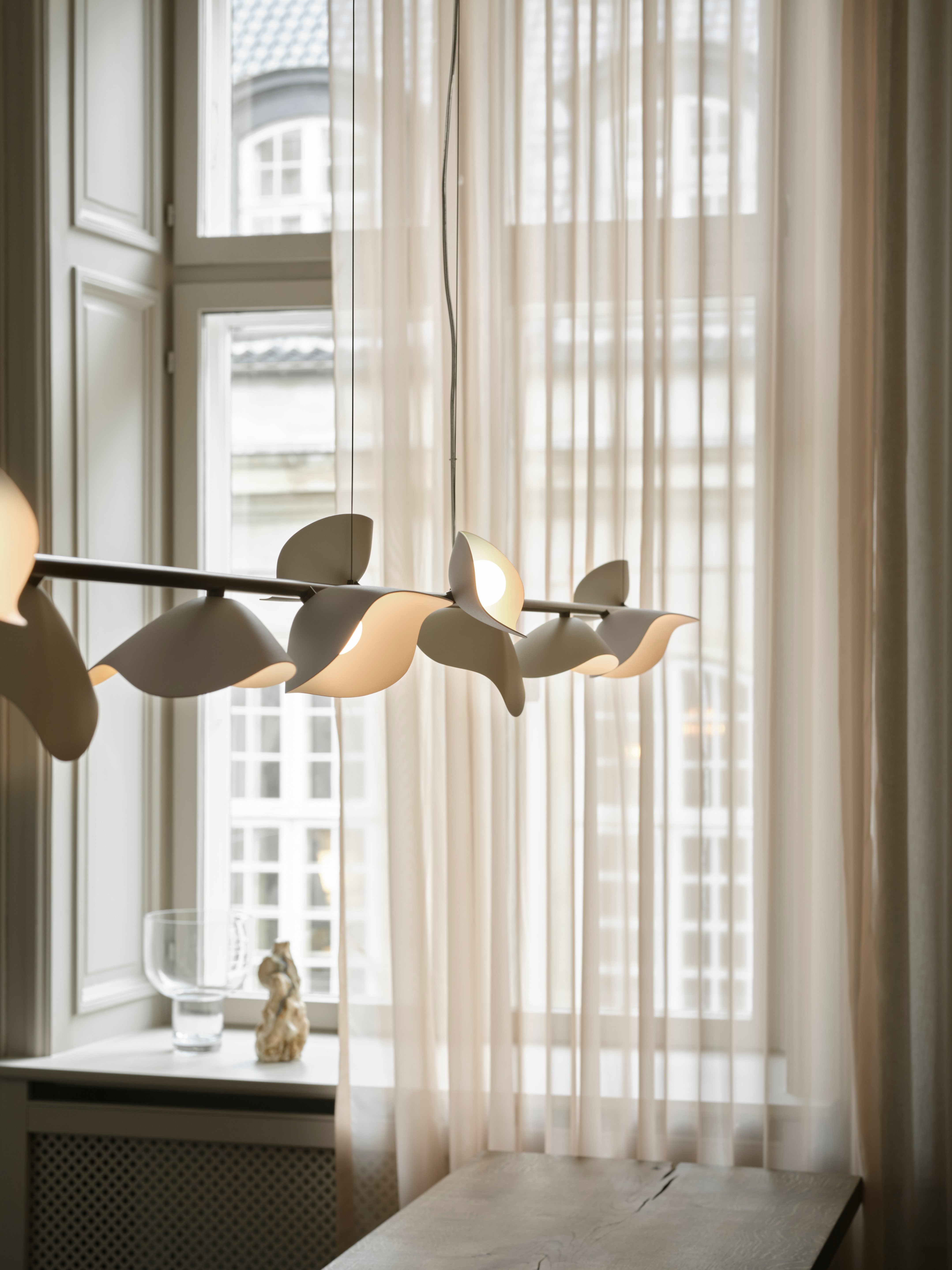 Lampa wisząca FLORII 5 ciemnobrązowy z białym – Nuura