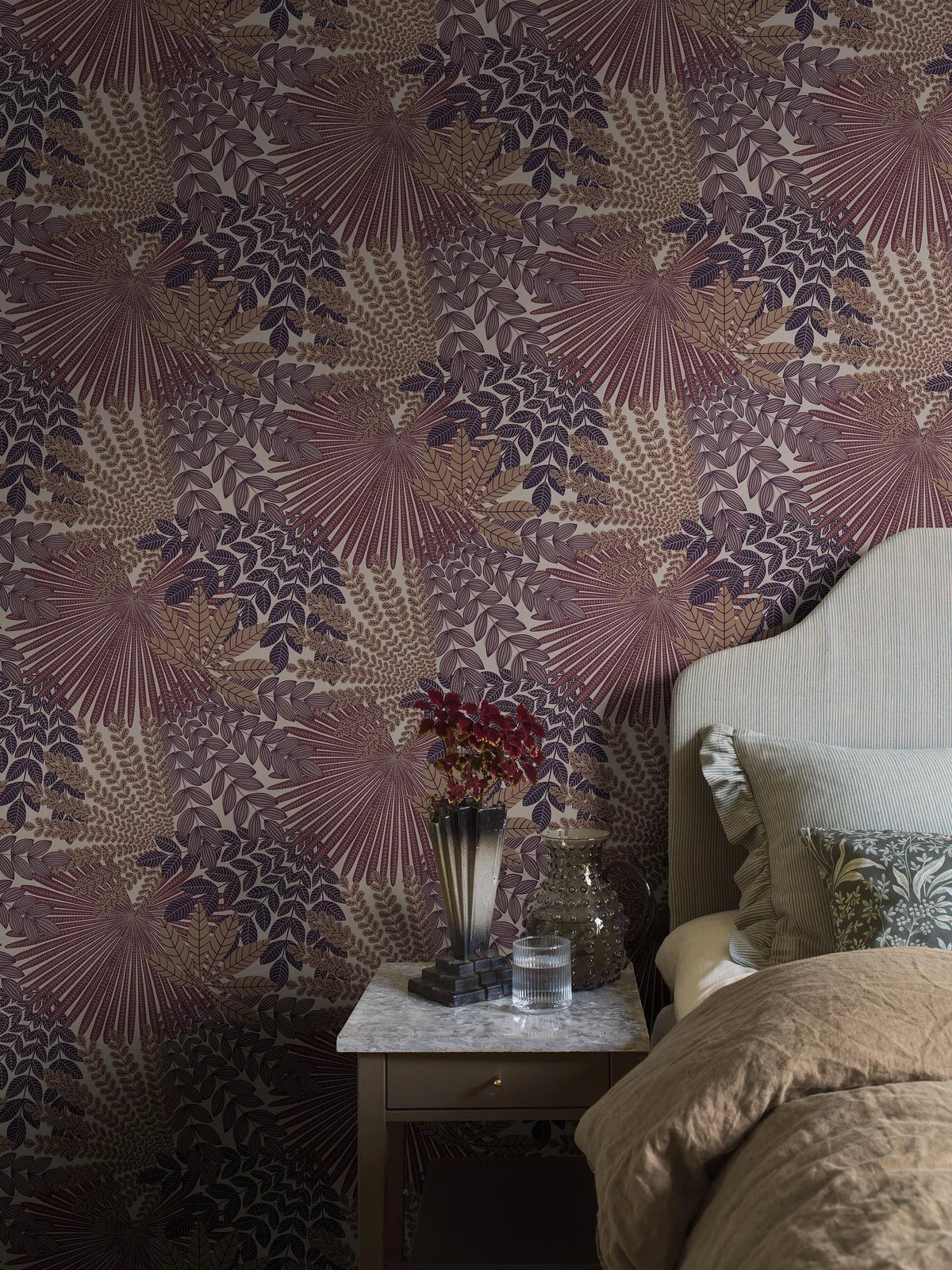 VELVET LEAVES paarse wanddecoratie met een plantenmotief in beige