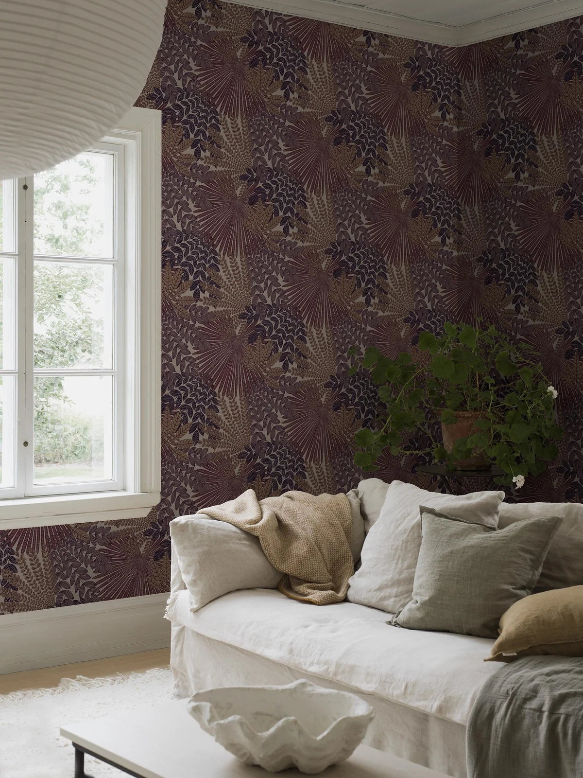VELVET LEAVES paarse wanddecoratie met een plantenmotief in beige