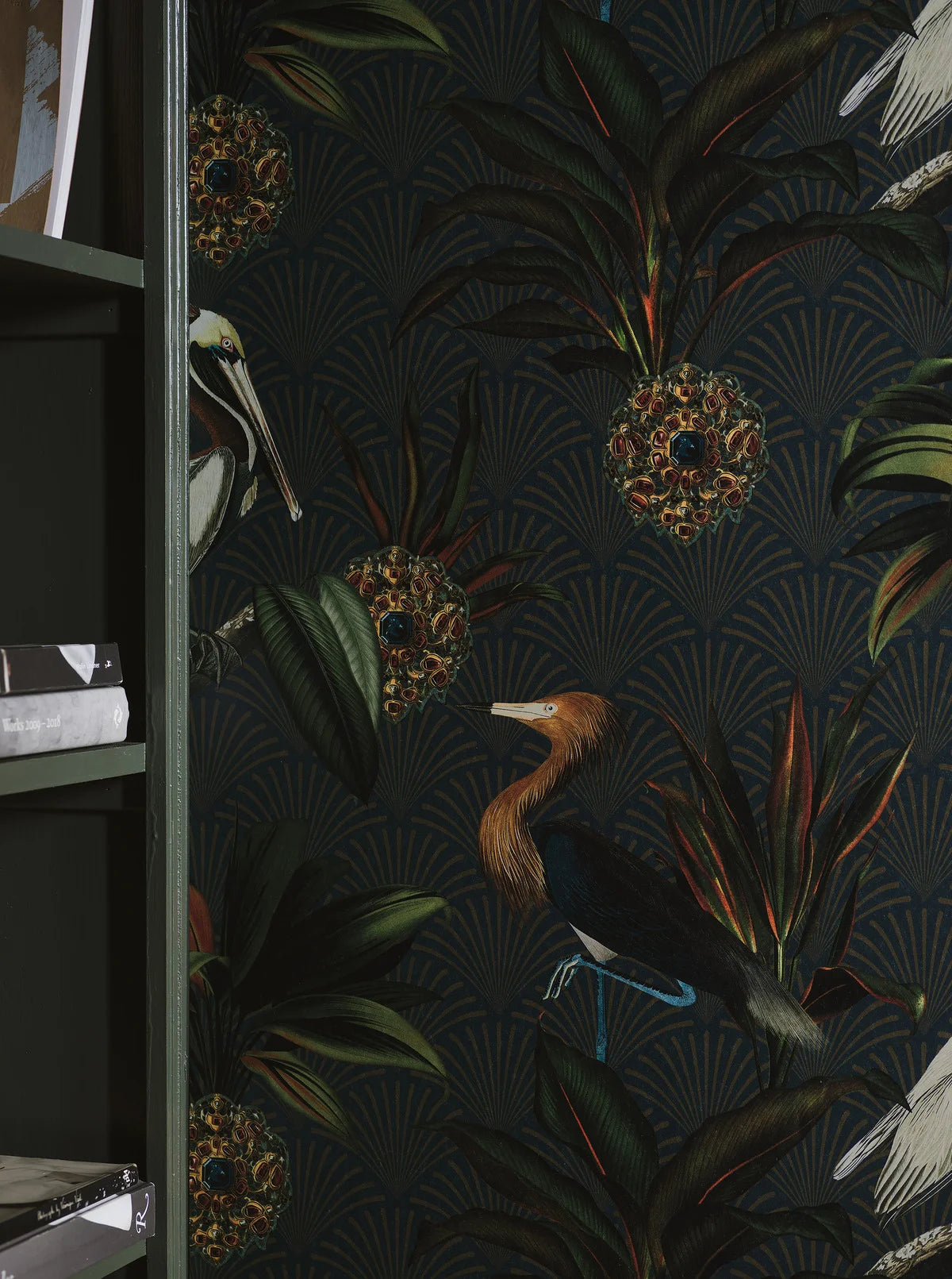 Behang met dierenmotief van SAPPHIRE BIRDS donkergroen