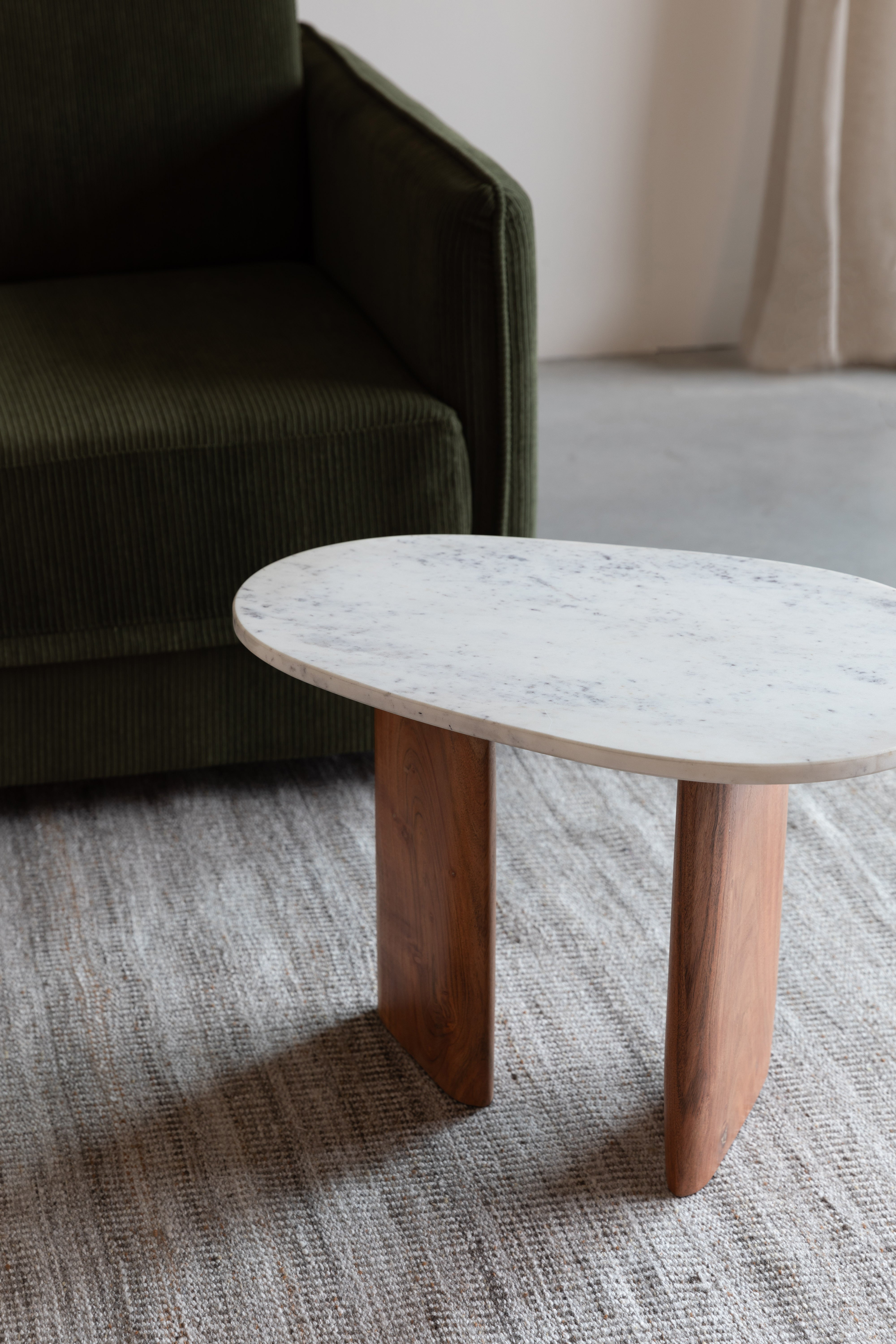 Bijzettafel TANDA wit marmer met houten basis