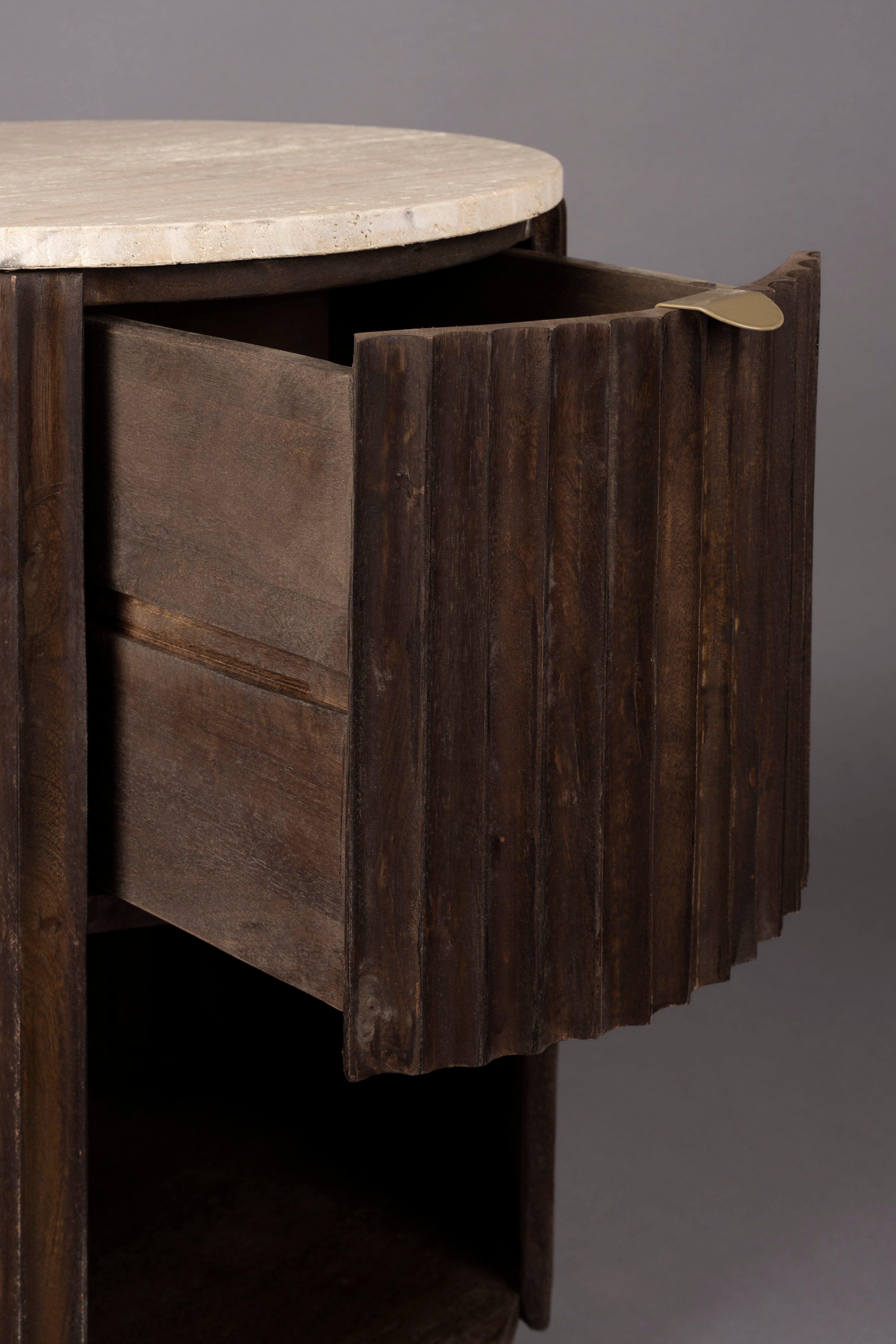 Stolik boczny MARLOW trawertyn z drewnianą podstawą