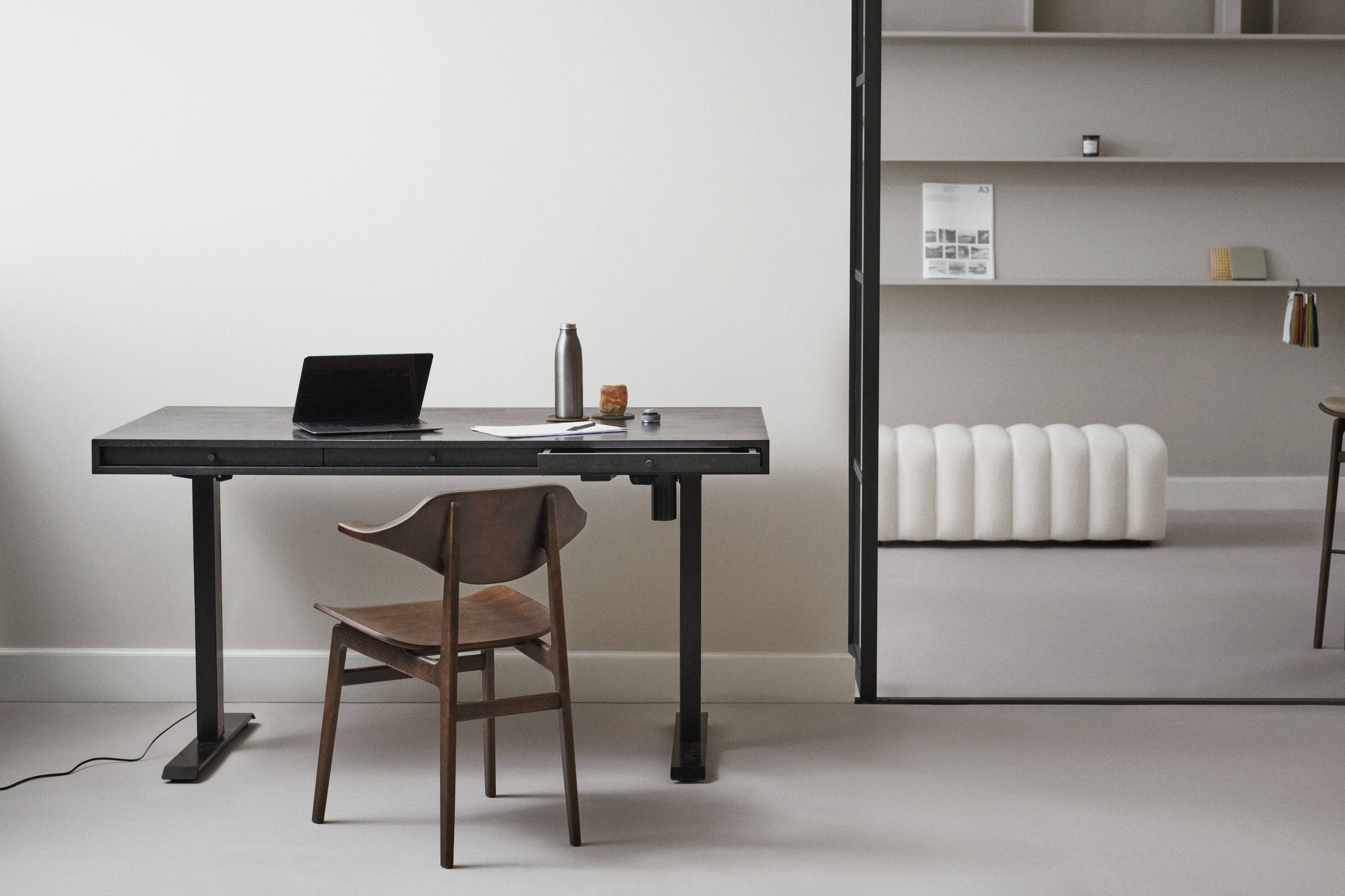 Höhenverstellbarer Schreibtisch JFK schwarzes Eschenholz