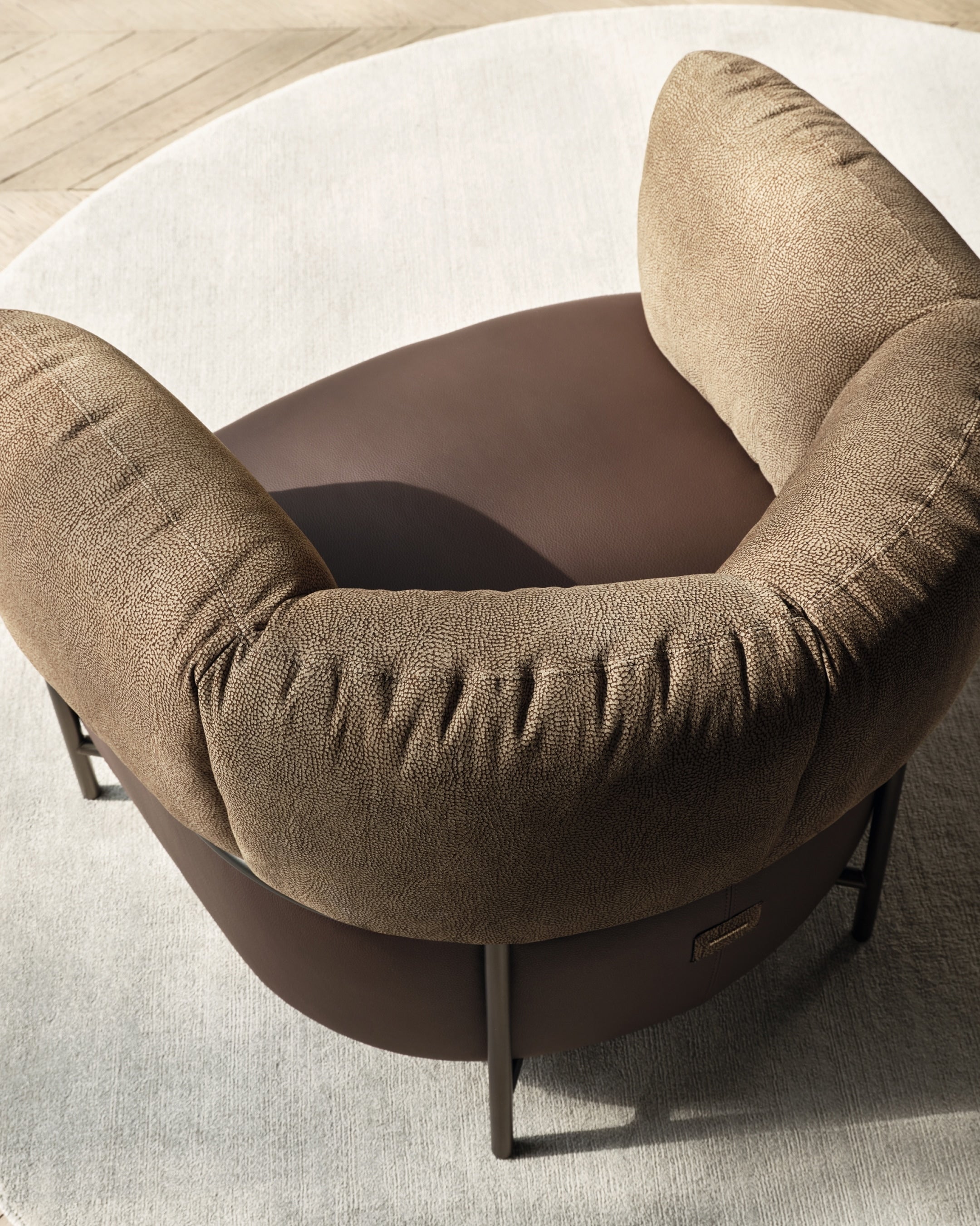 Fotel QUADROTTA brązowa podstawa – skóra, Calligaris