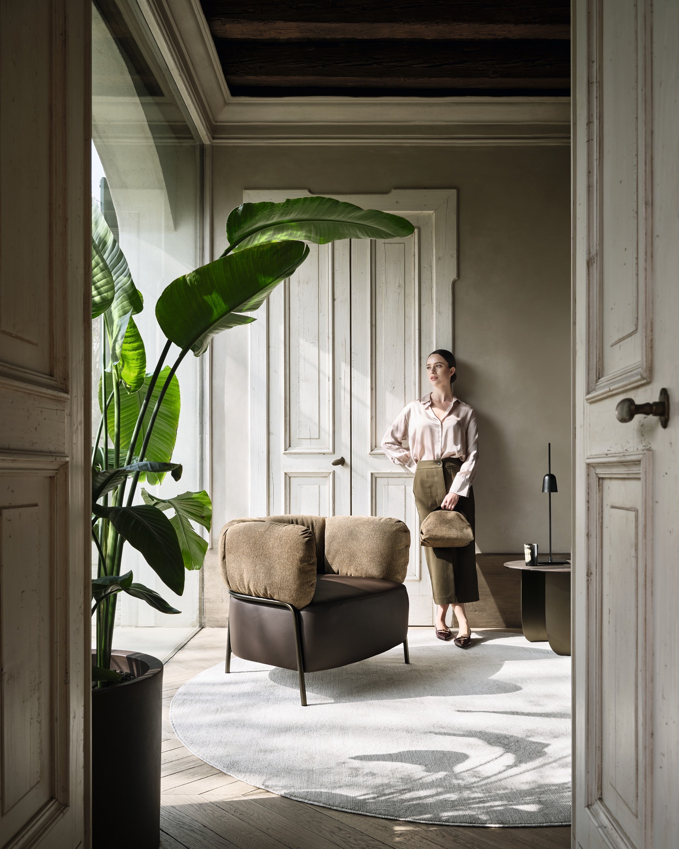 Fotel QUADROTTA brązowa podstawa do salonu – Calligaris
