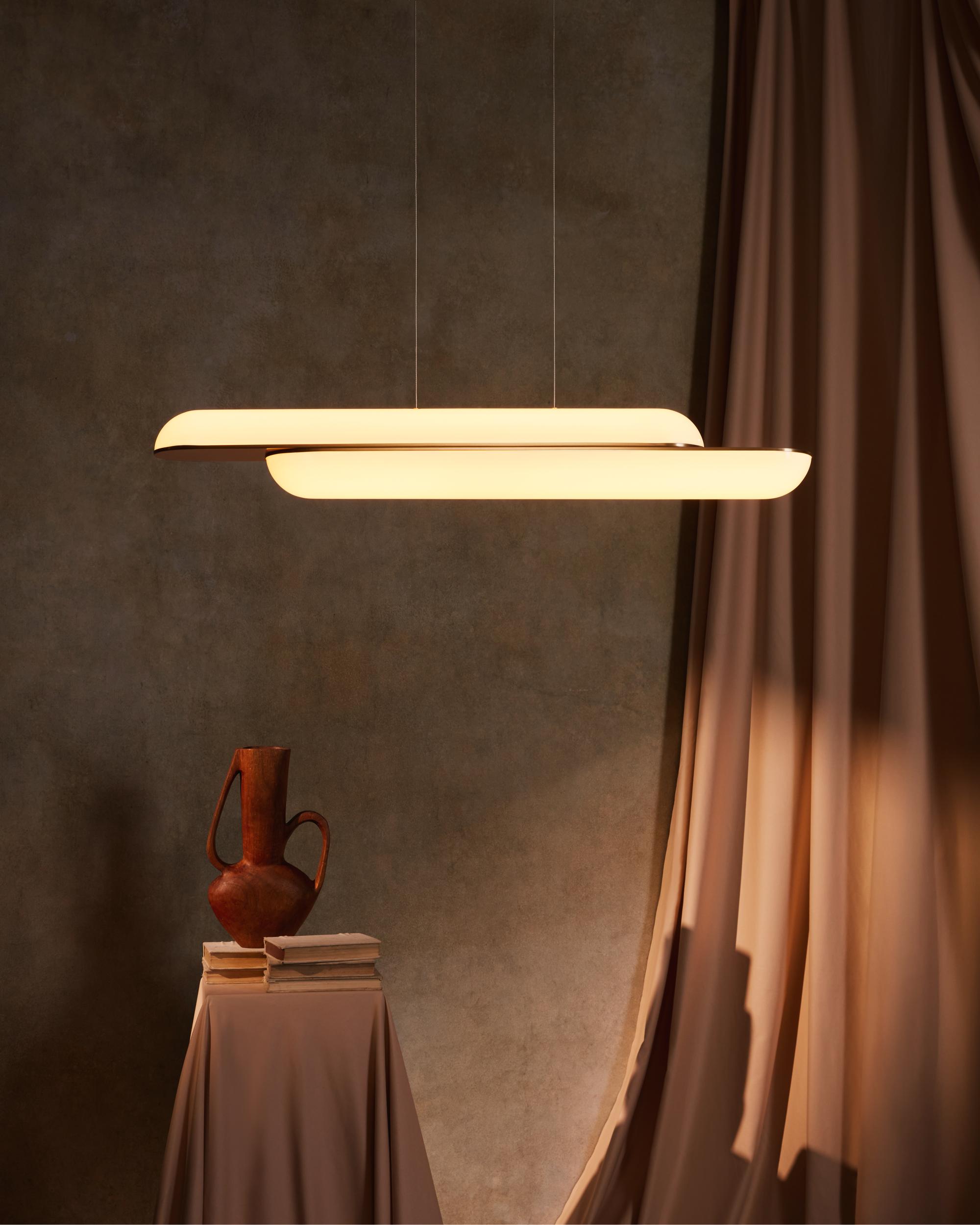 Hanglamp GEMINI met opalen glazen kap en messing.