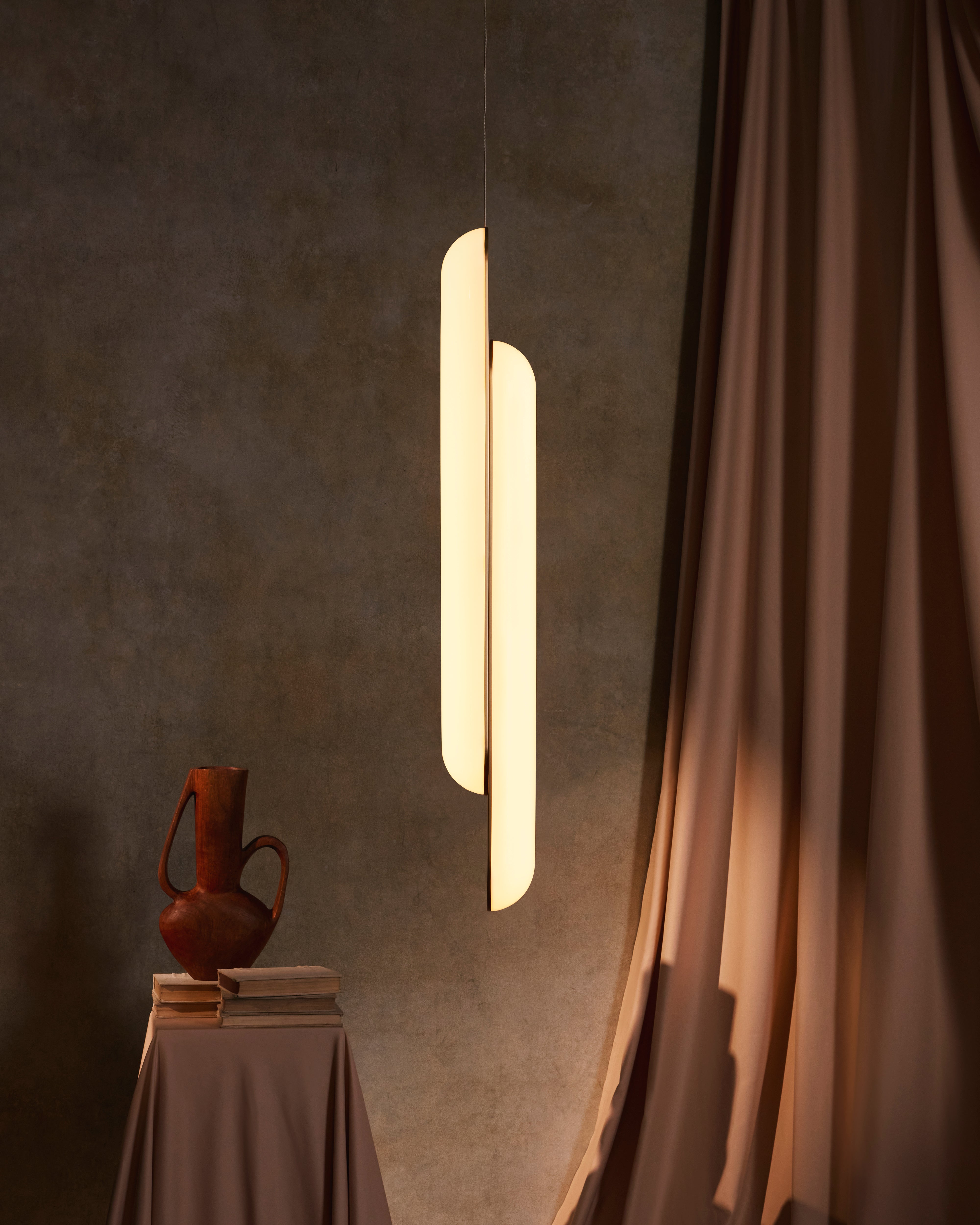 Hanglamp GEMINI met opalen glazen kap en messing.