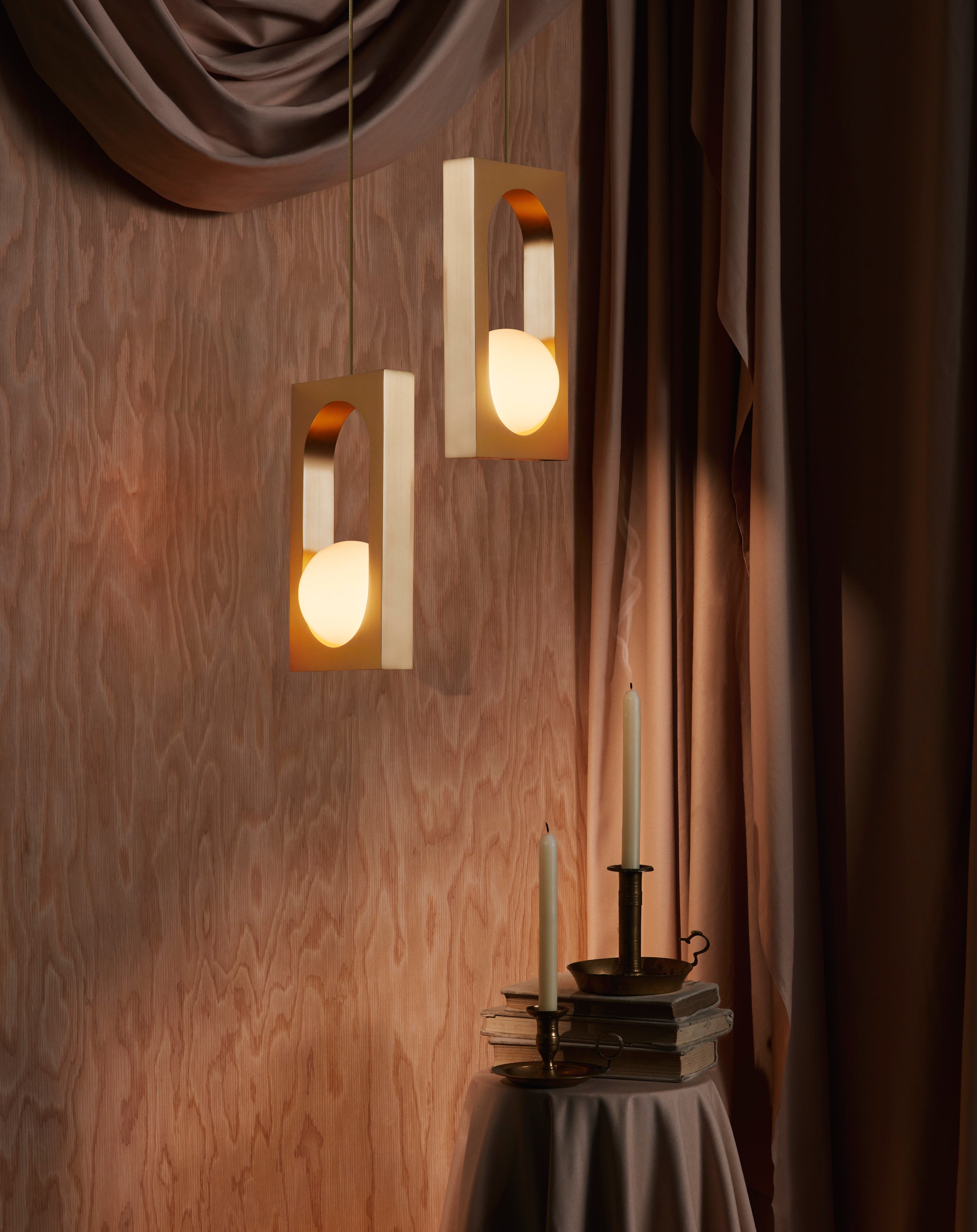 Hanglamp 3-punts MYTHOS met opaal glazen kap en messing.