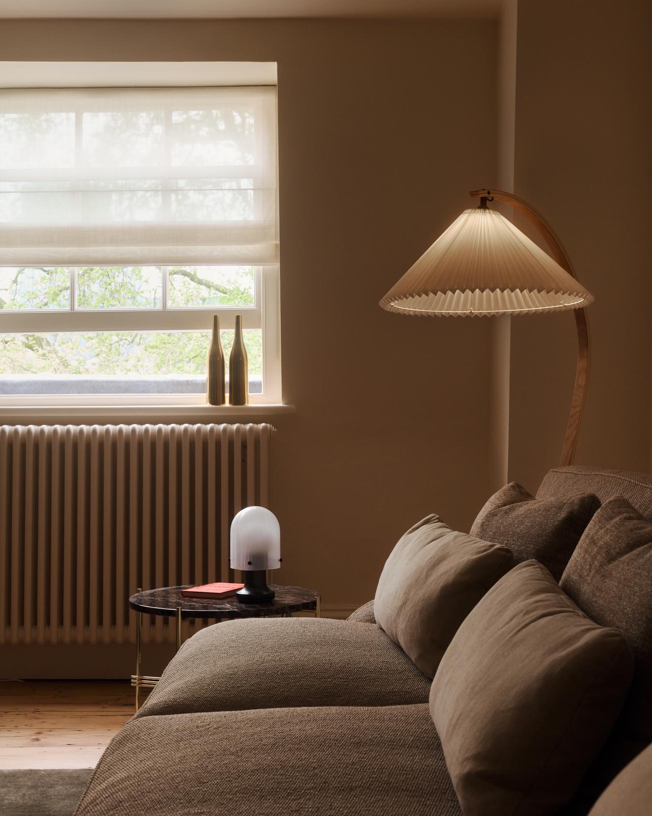 Sofa 2-sitzig FLANEUR gepolstert mit messingfarbenem Gestell