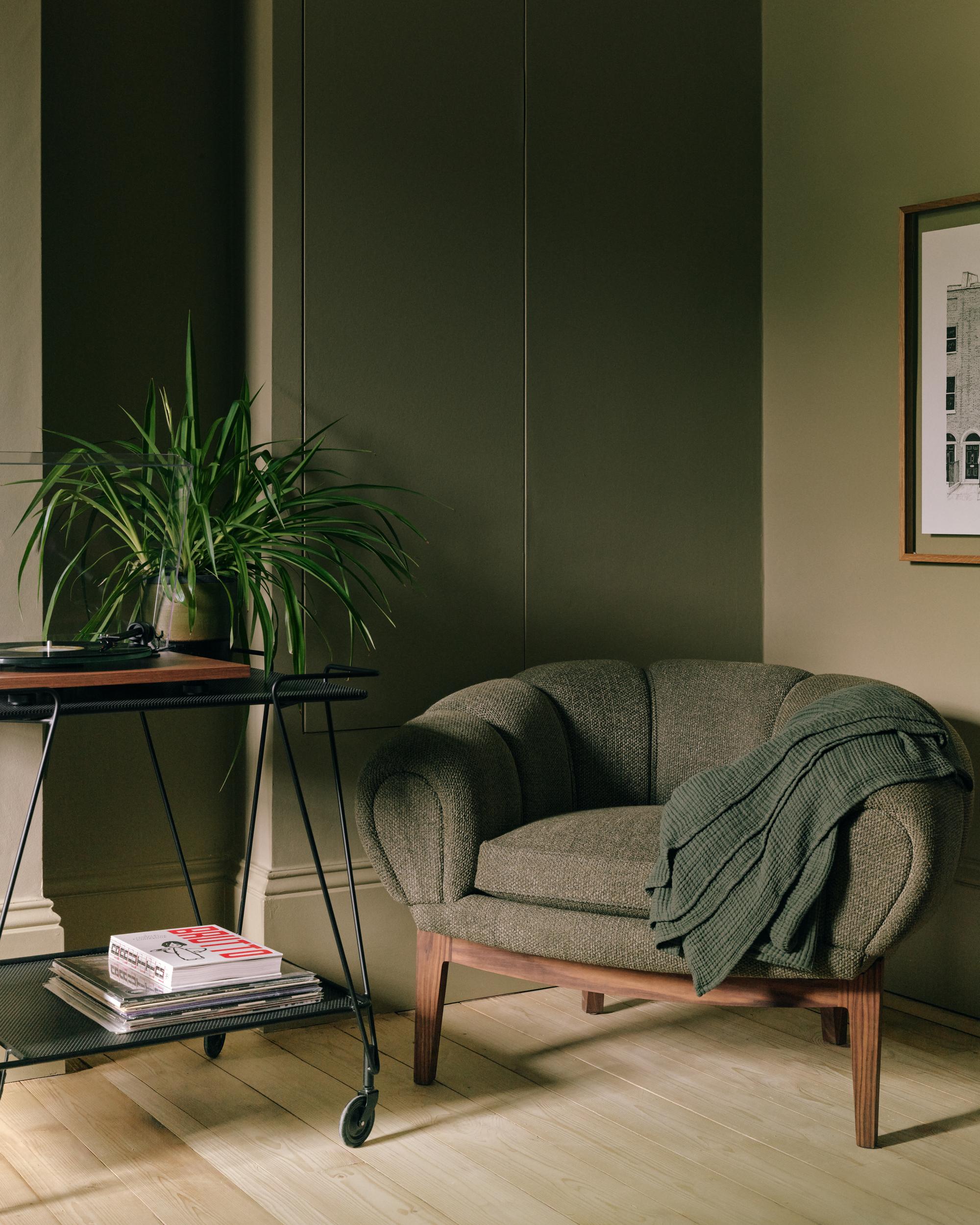 Fauteuil CROISSANT gestoffeerd met eiken basis