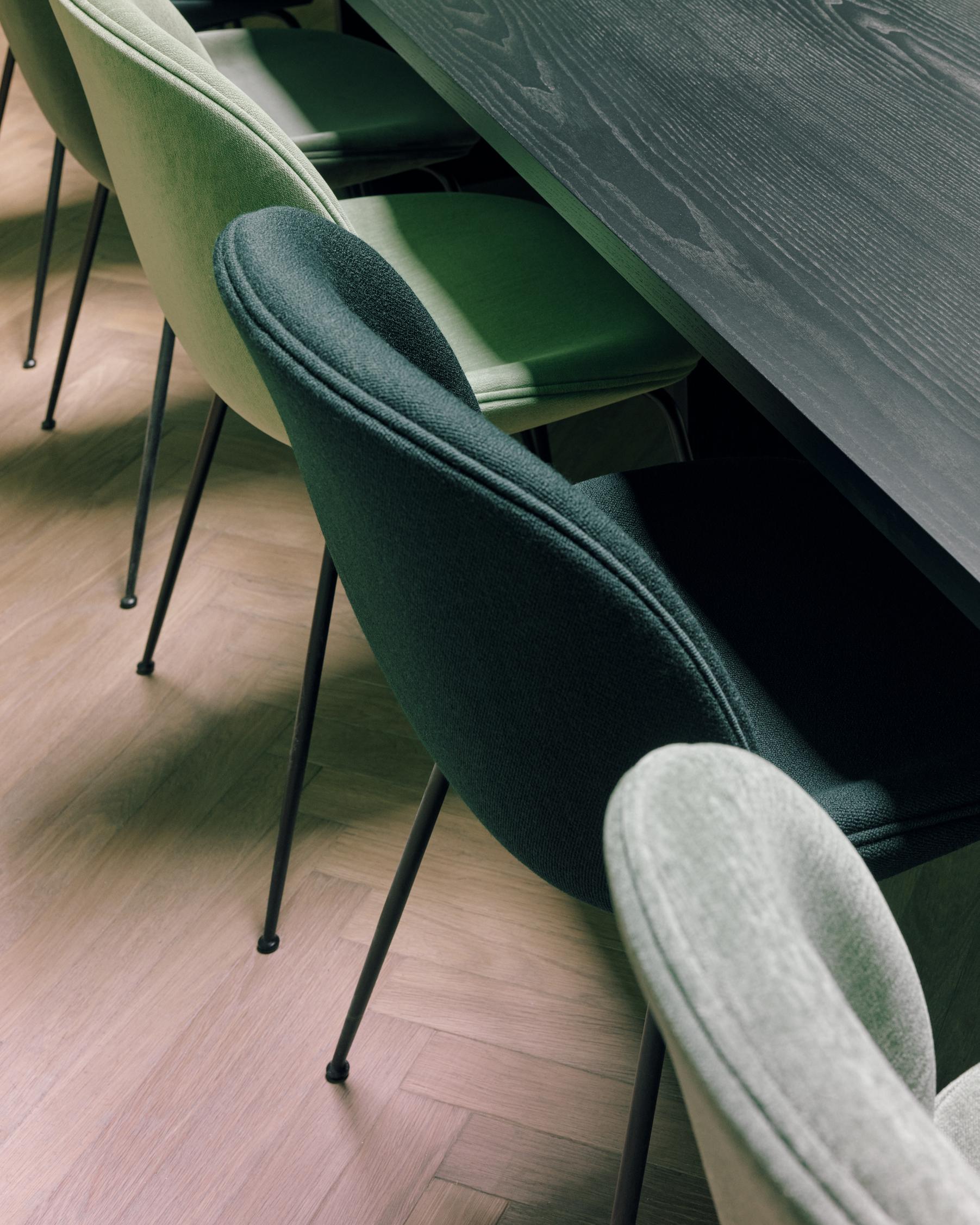 Krzesło BEETLE tapicerowane z czarną podstawą