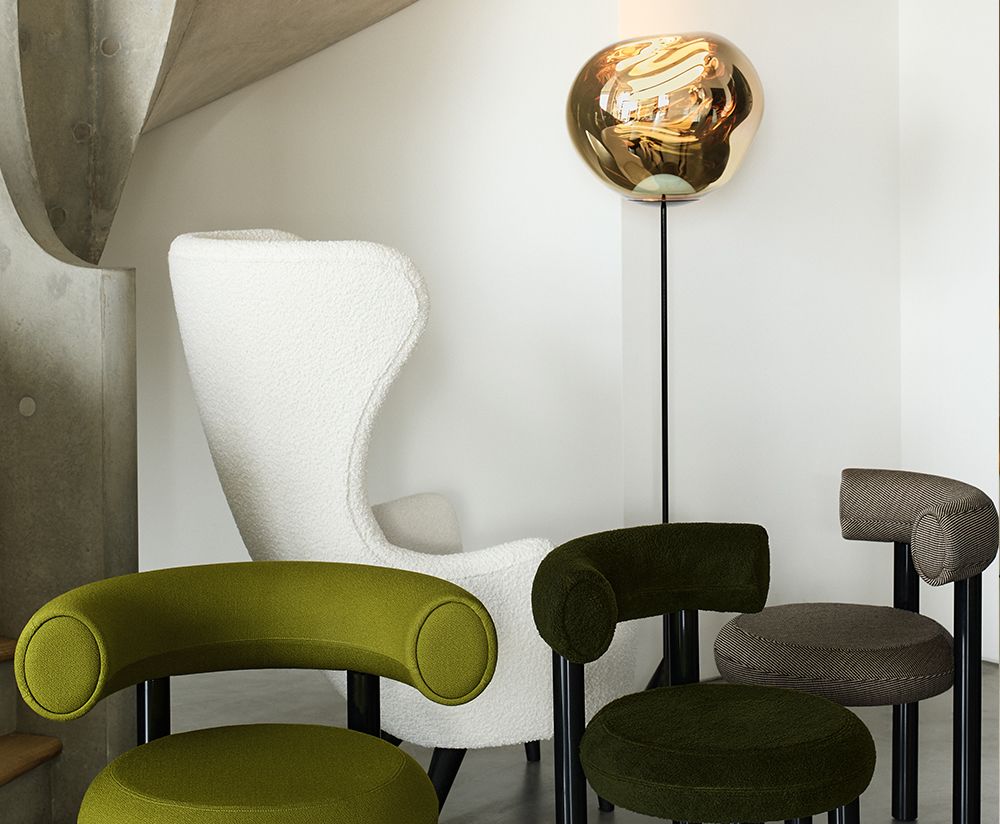 Schlanke goldene Stehlampe schmelzen