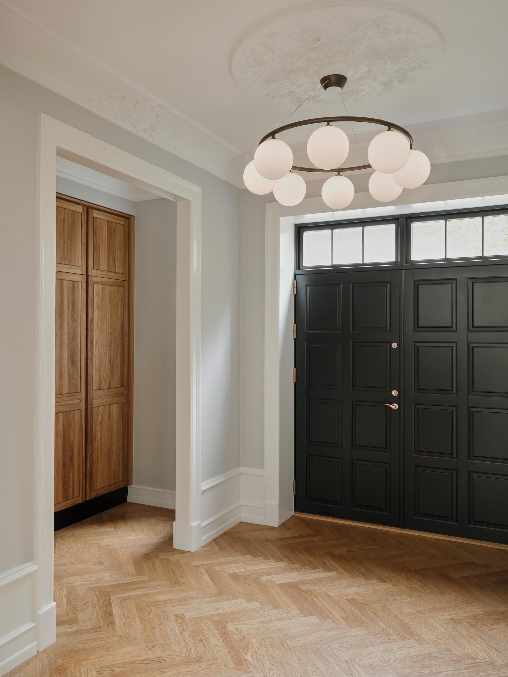 Lampa wisząca MIIRA 8 CIRCULAR ciemnobrązowy z opalowym szkłem – Nuura