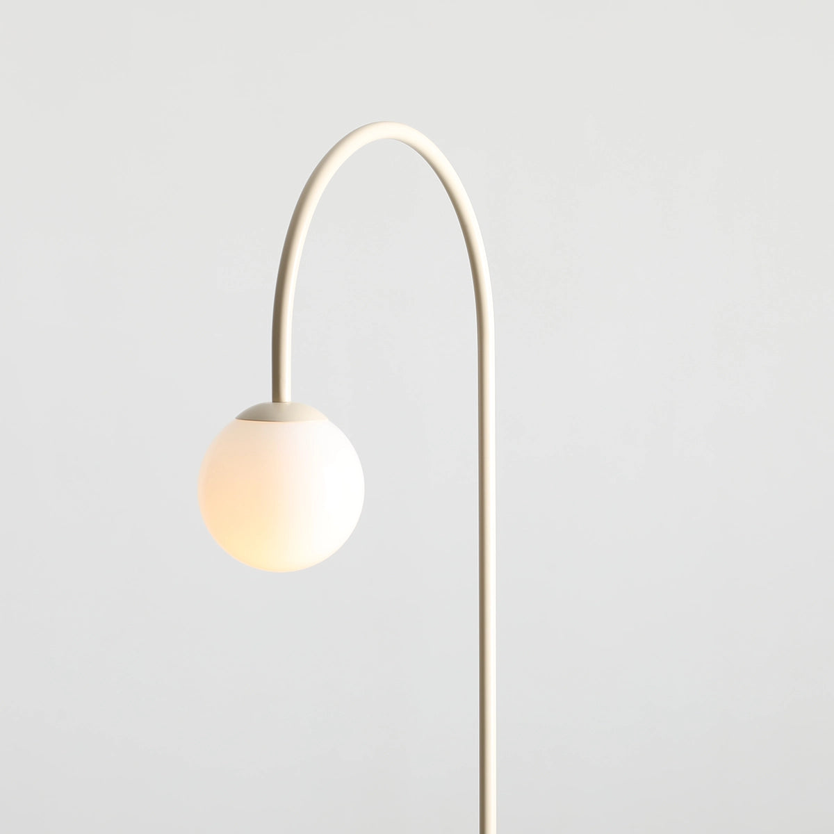 UNA cremefarbene Stehlampe