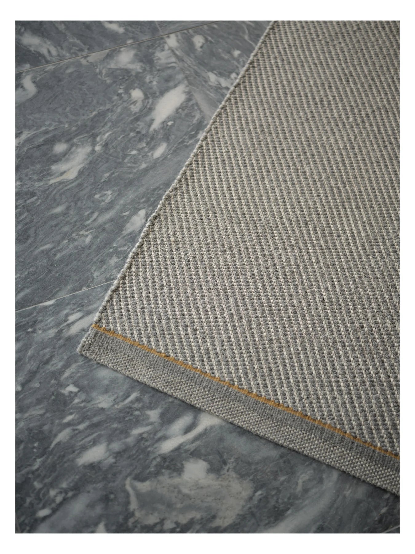 Vloerkleed DAWN LIGHT grijs met mosterdgele streep