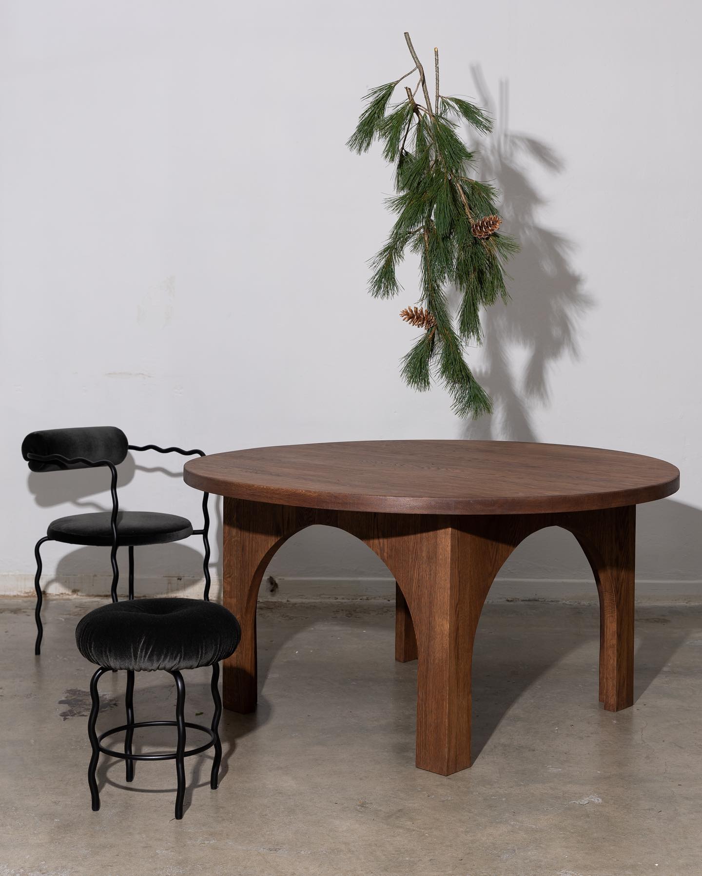 Krzesło z podłokietnikami SAGE VAGUE tapicerowane z metalową podstawą