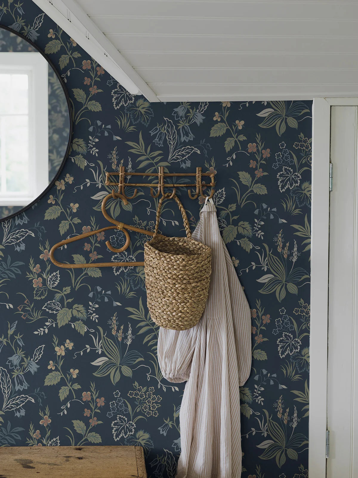 Behang met plantaal motief FOLKLORE marineblauw met groen