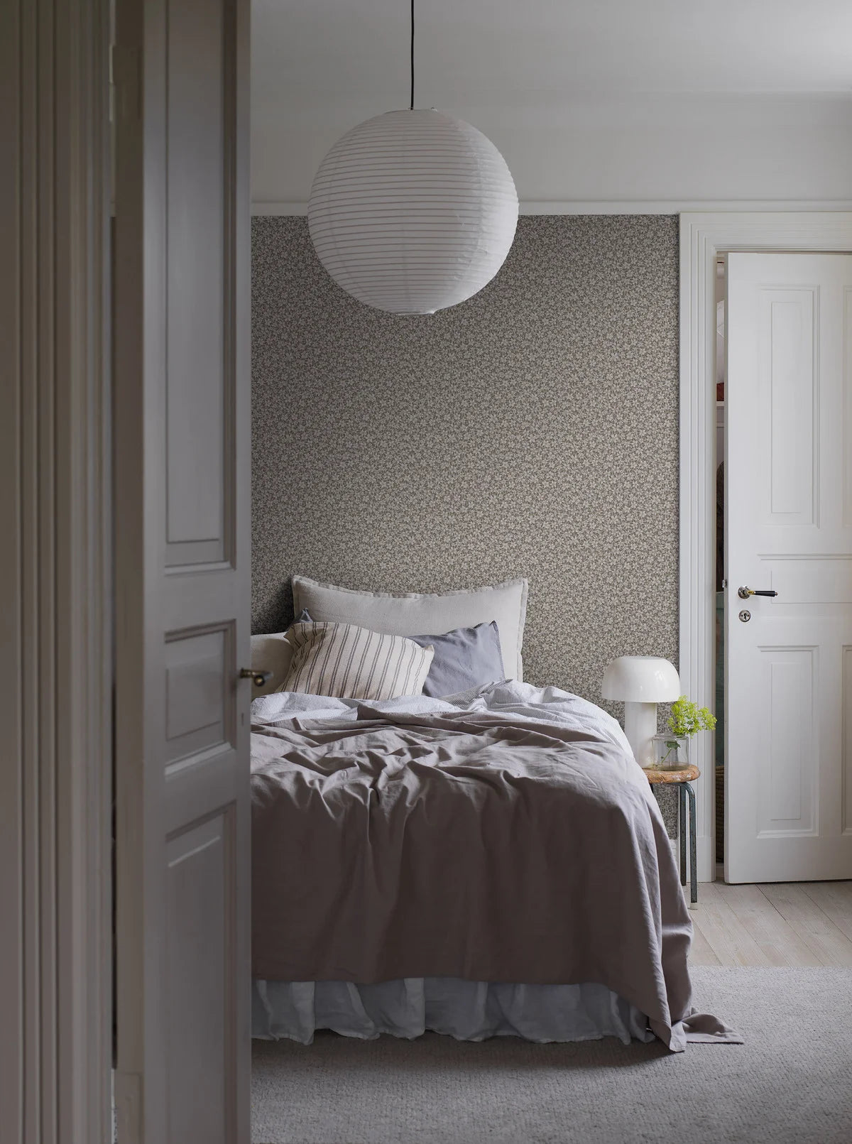 Behang met bloemenmotief SKOGSBLOMST bruin met wit