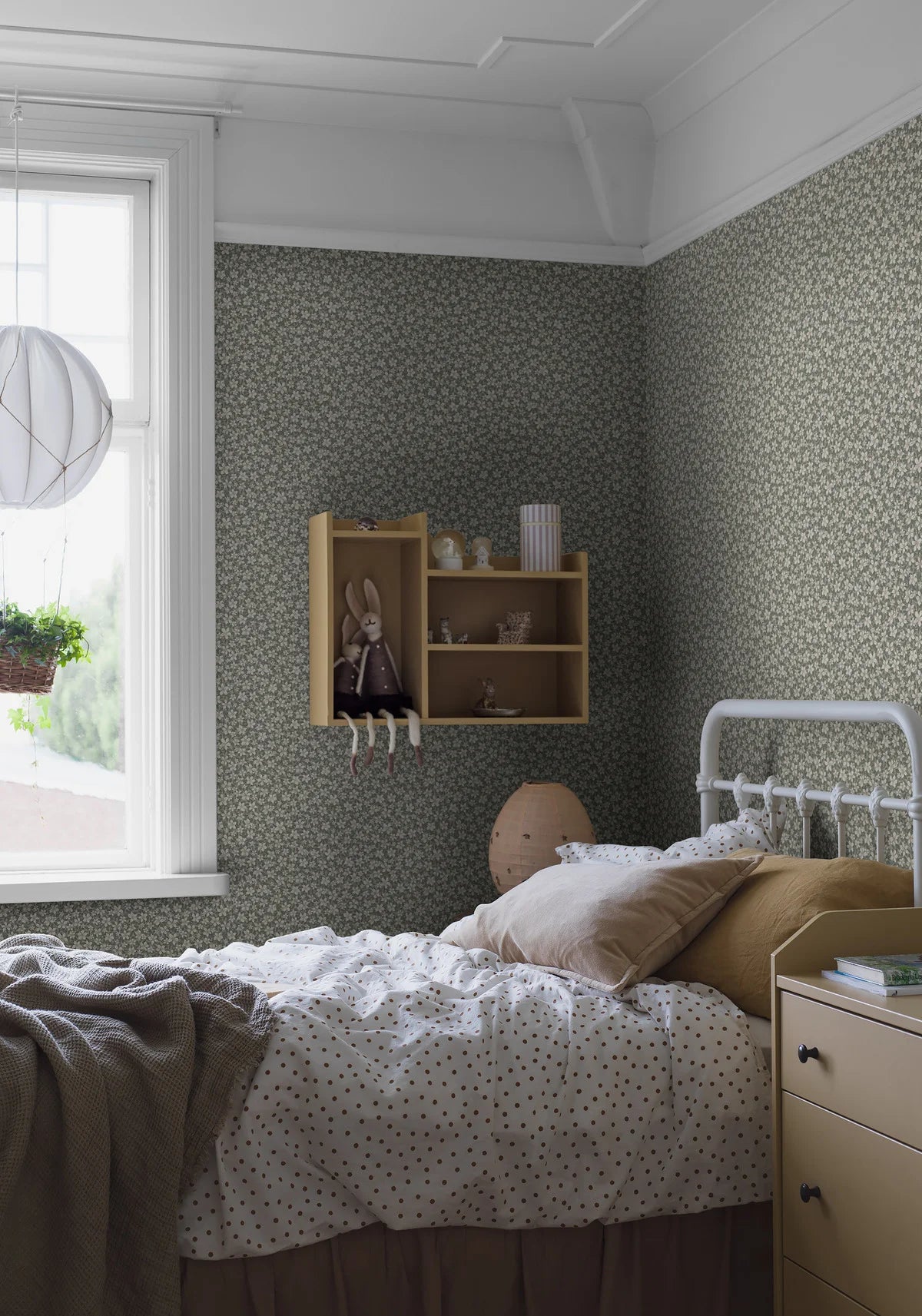 Behang met bloemenmotief SKOGSBLOMST groen met wit