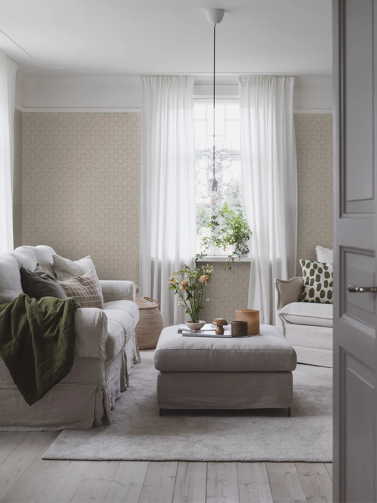 Beige wandtapijt met plantenmotief SOMMARSLÖJA met wit