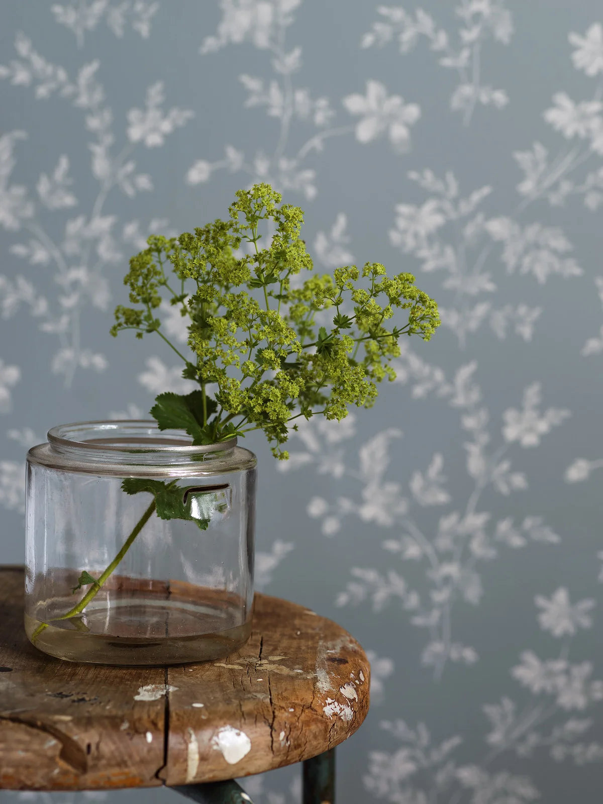 Behang met plantenmotief ÄNGSBLOMMA blauw met wit