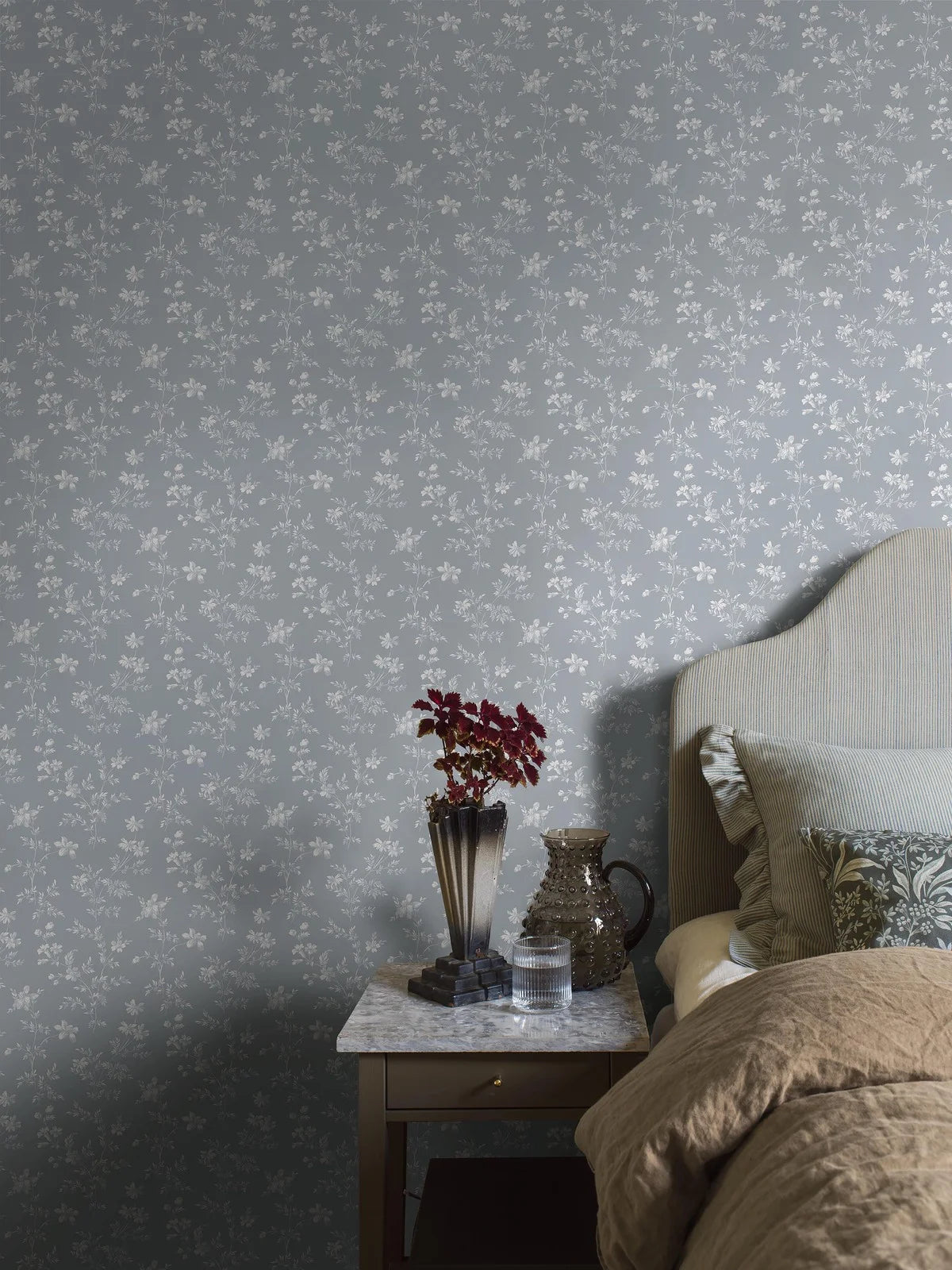 Behang met plantenmotief ÄNGSBLOMMA blauw met wit