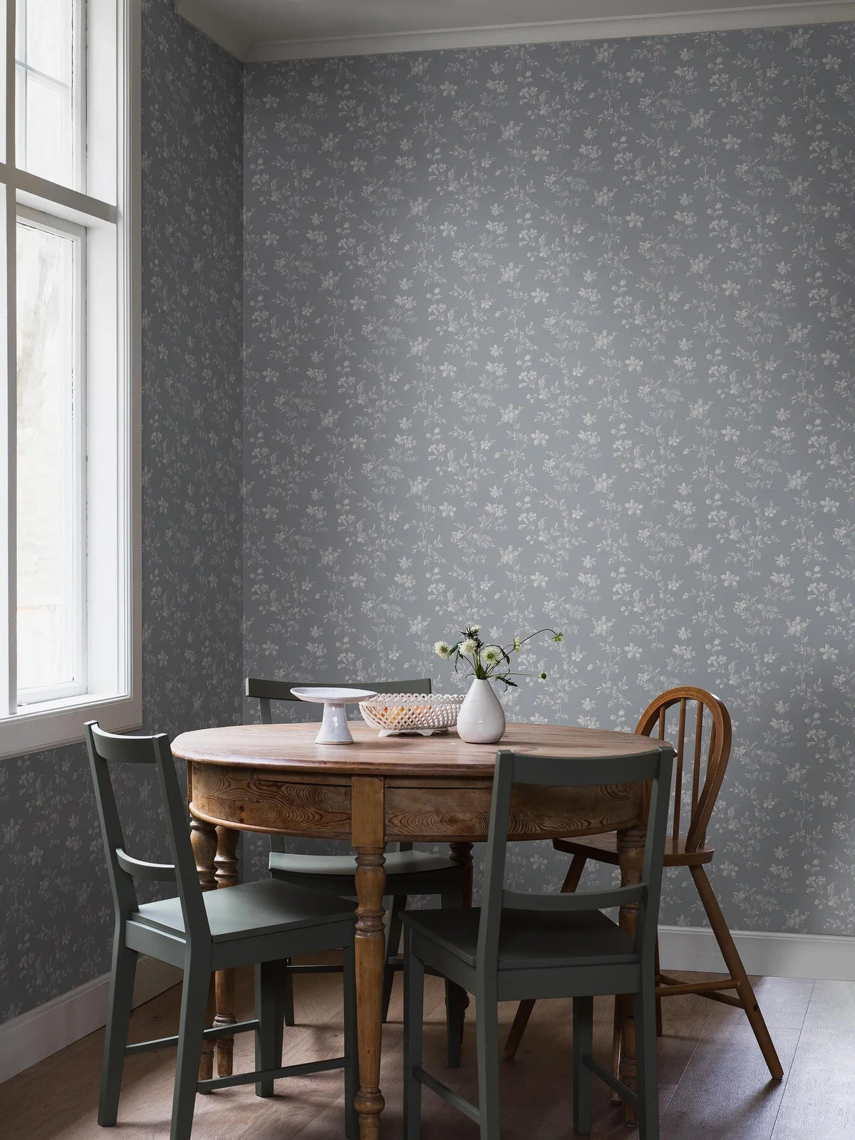 Behang met plantenmotief ÄNGSBLOMMA blauw met wit