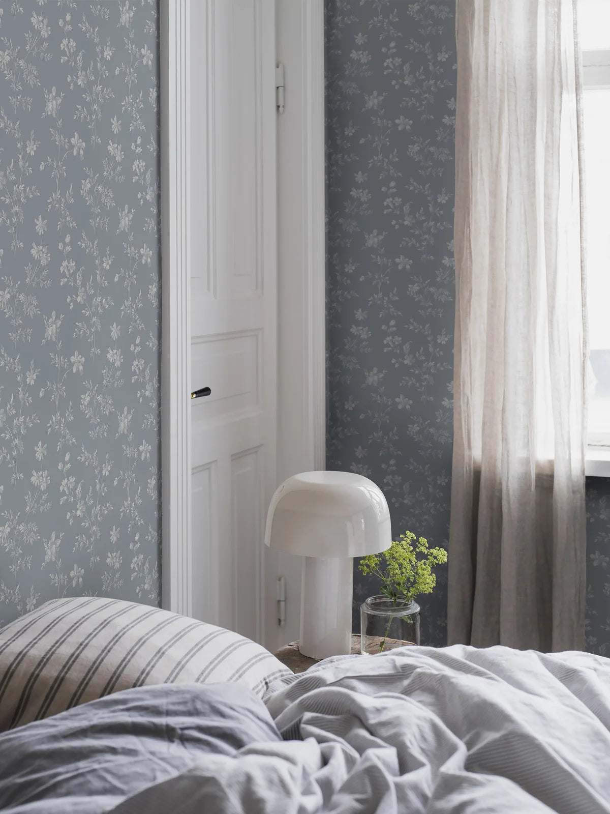 Behang met plantenmotief ÄNGSBLOMMA blauw met wit