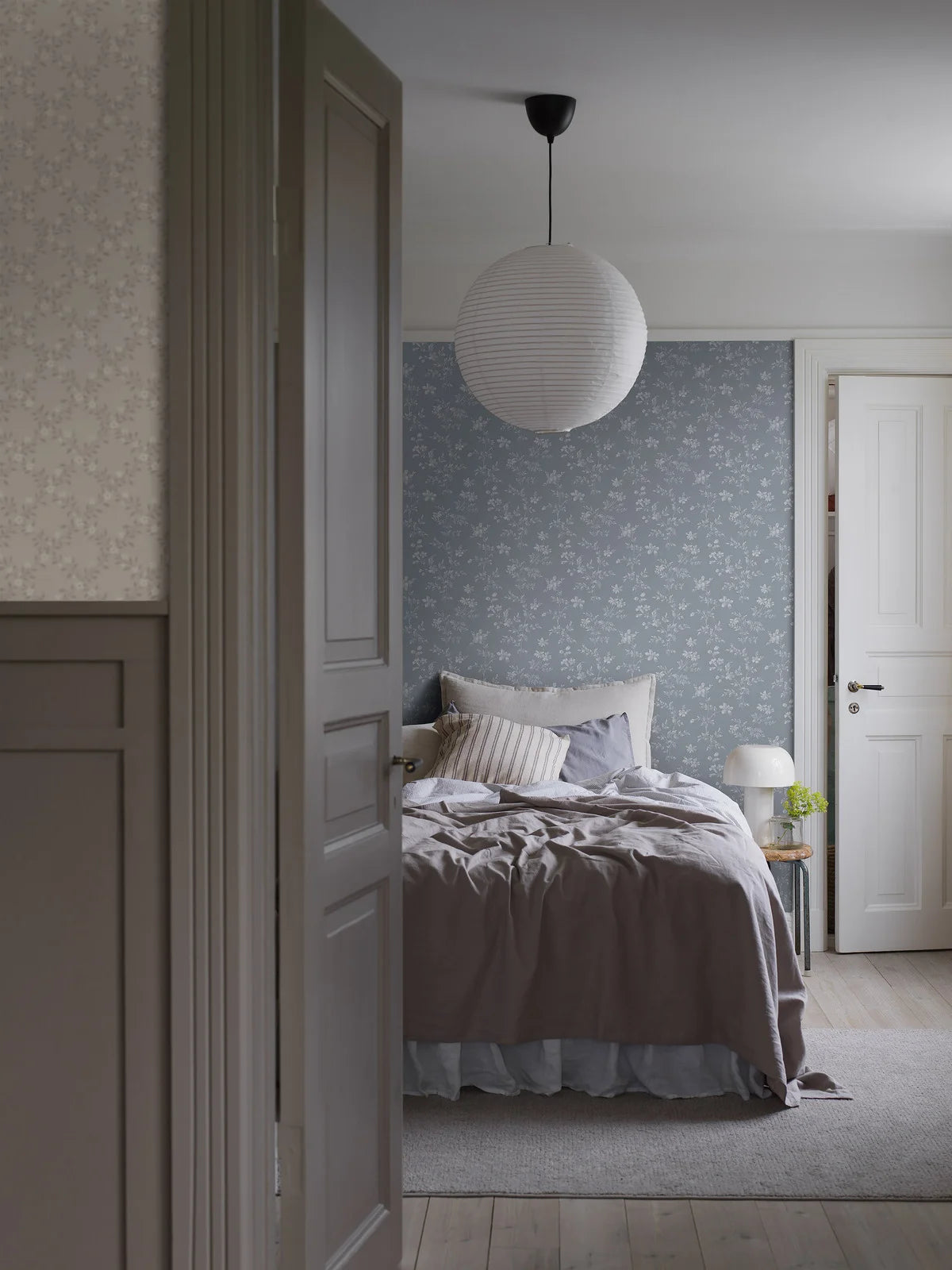 Behang met plantenmotief ÄNGSBLOMMA blauw met wit