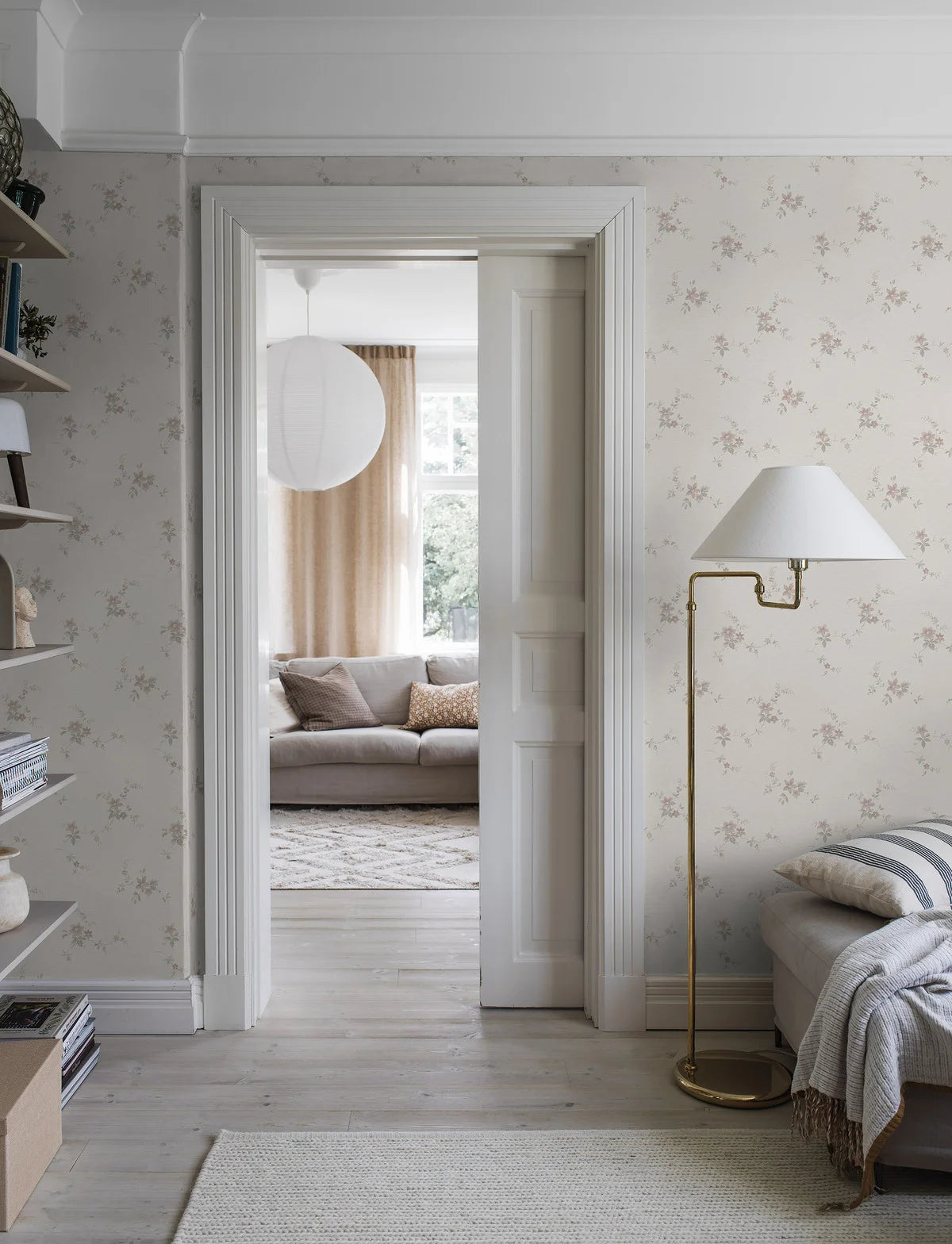 Beige SAGA behang met plantenmotief en roze