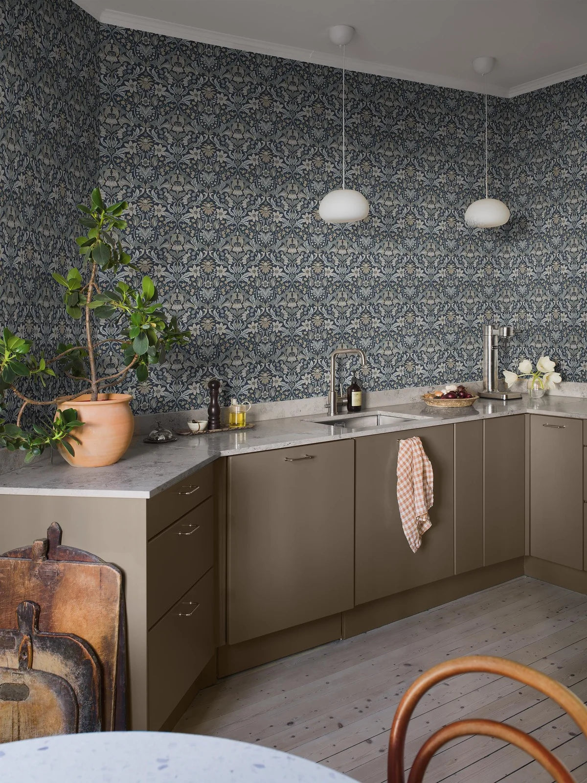 Blauwe BLOMSTERFRÖJD behang met plantenmotief groen