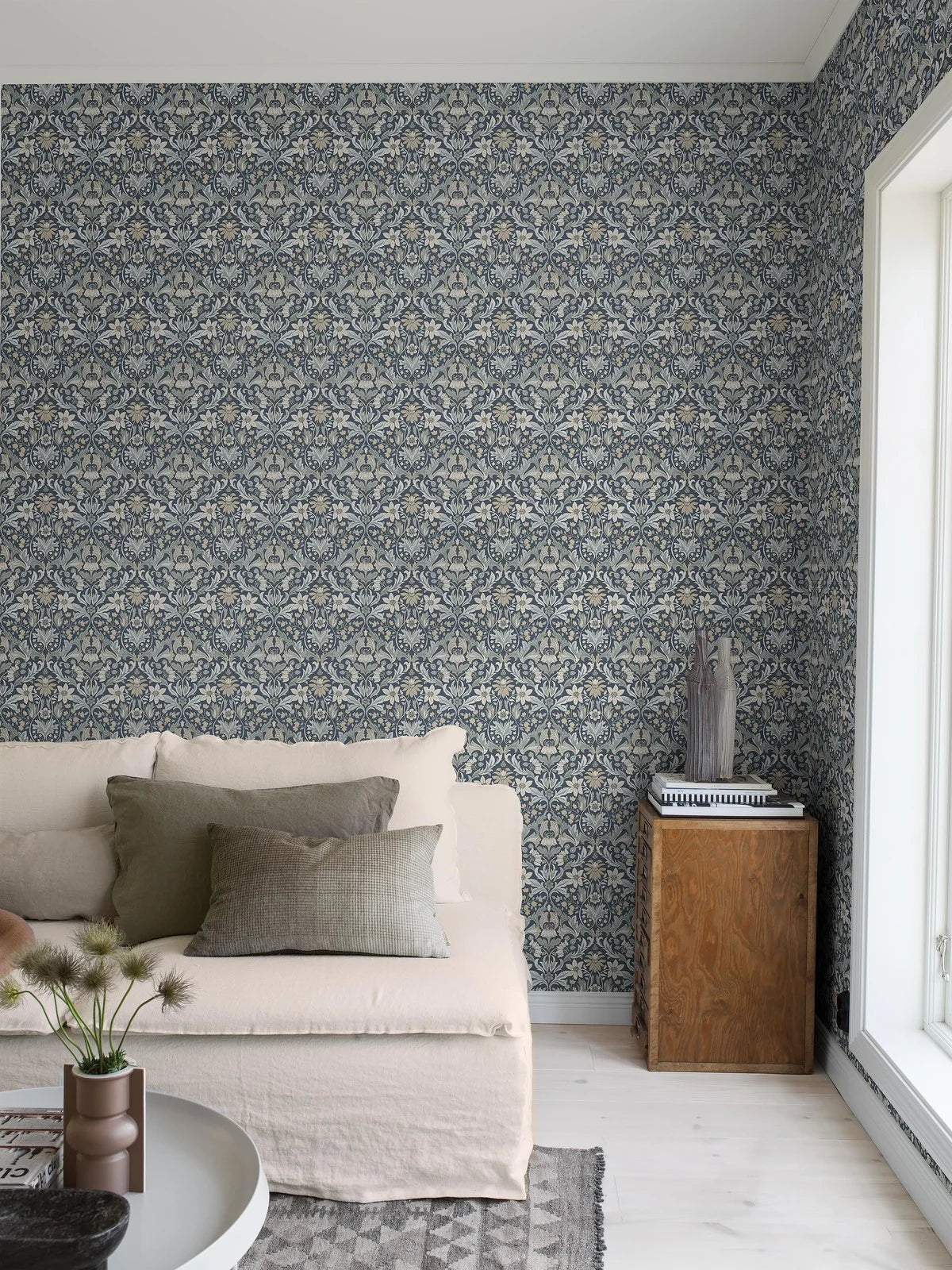 Blauwe BLOMSTERFRÖJD behang met plantenmotief groen