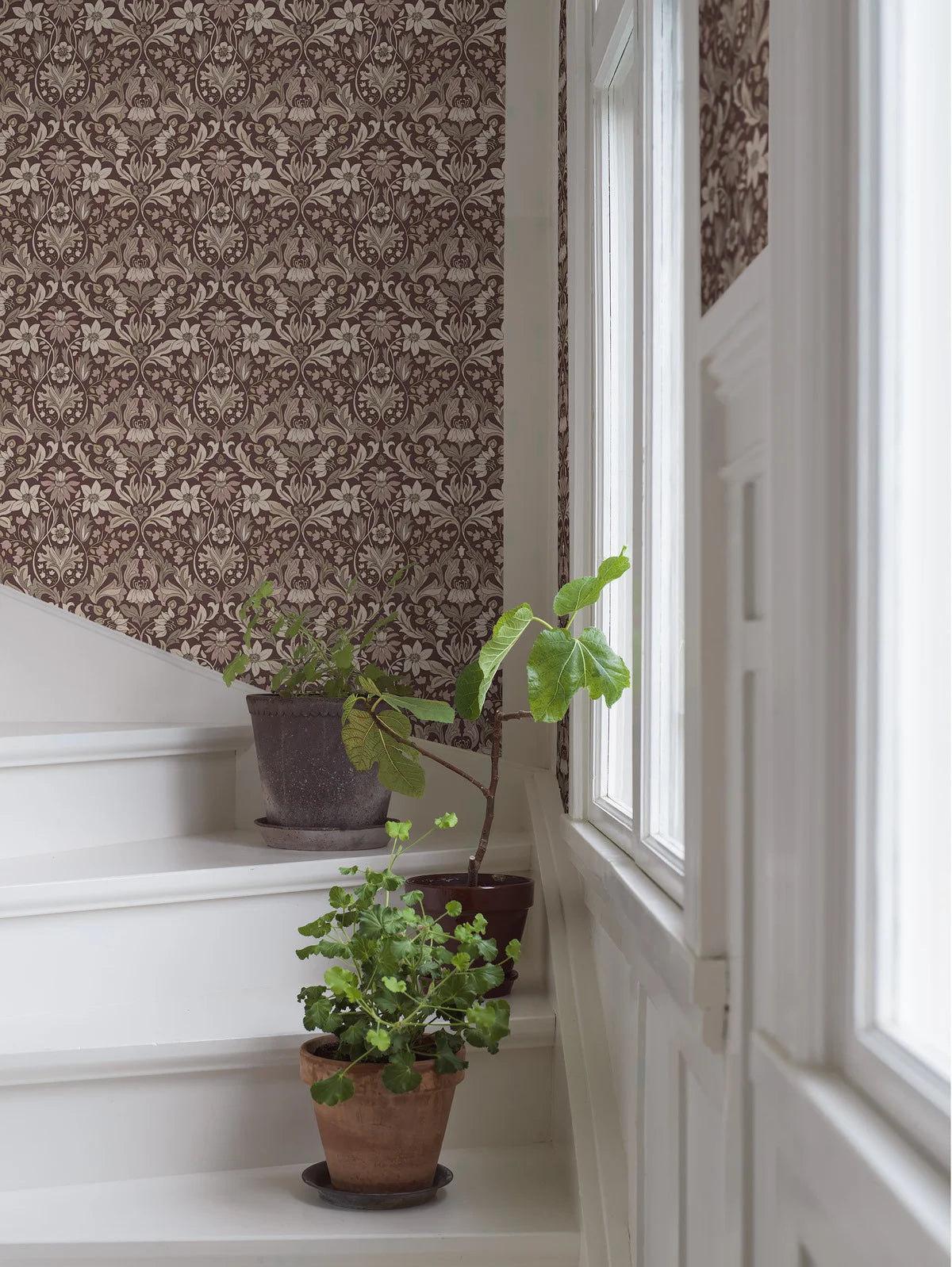 Behang met plantenmotief BLOMSTERFRÖJD bordeauxrood met beige