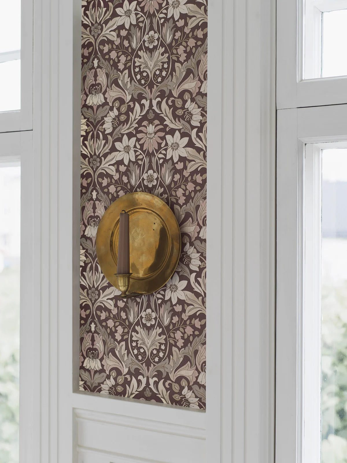 Behang met plantenmotief BLOMSTERFRÖJD bordeauxrood met beige