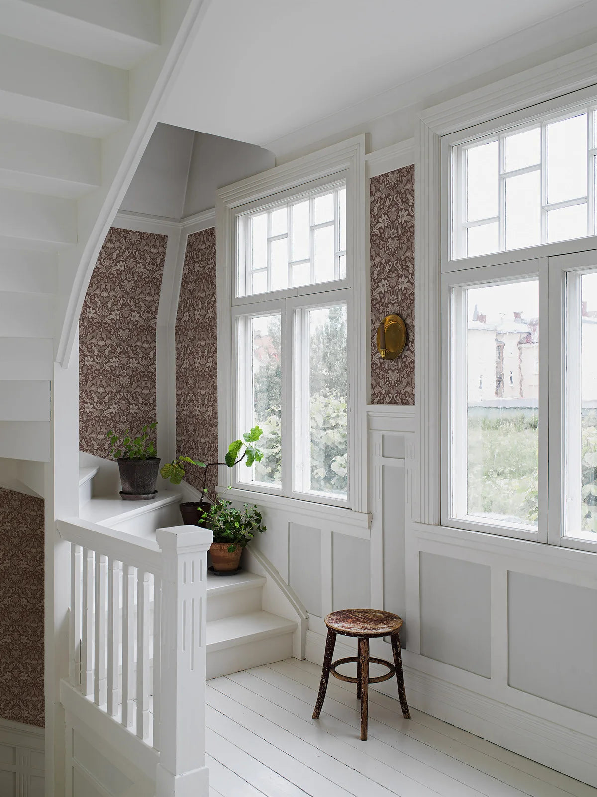 Behang met plantenmotief BLOMSTERFRÖJD bordeauxrood met beige