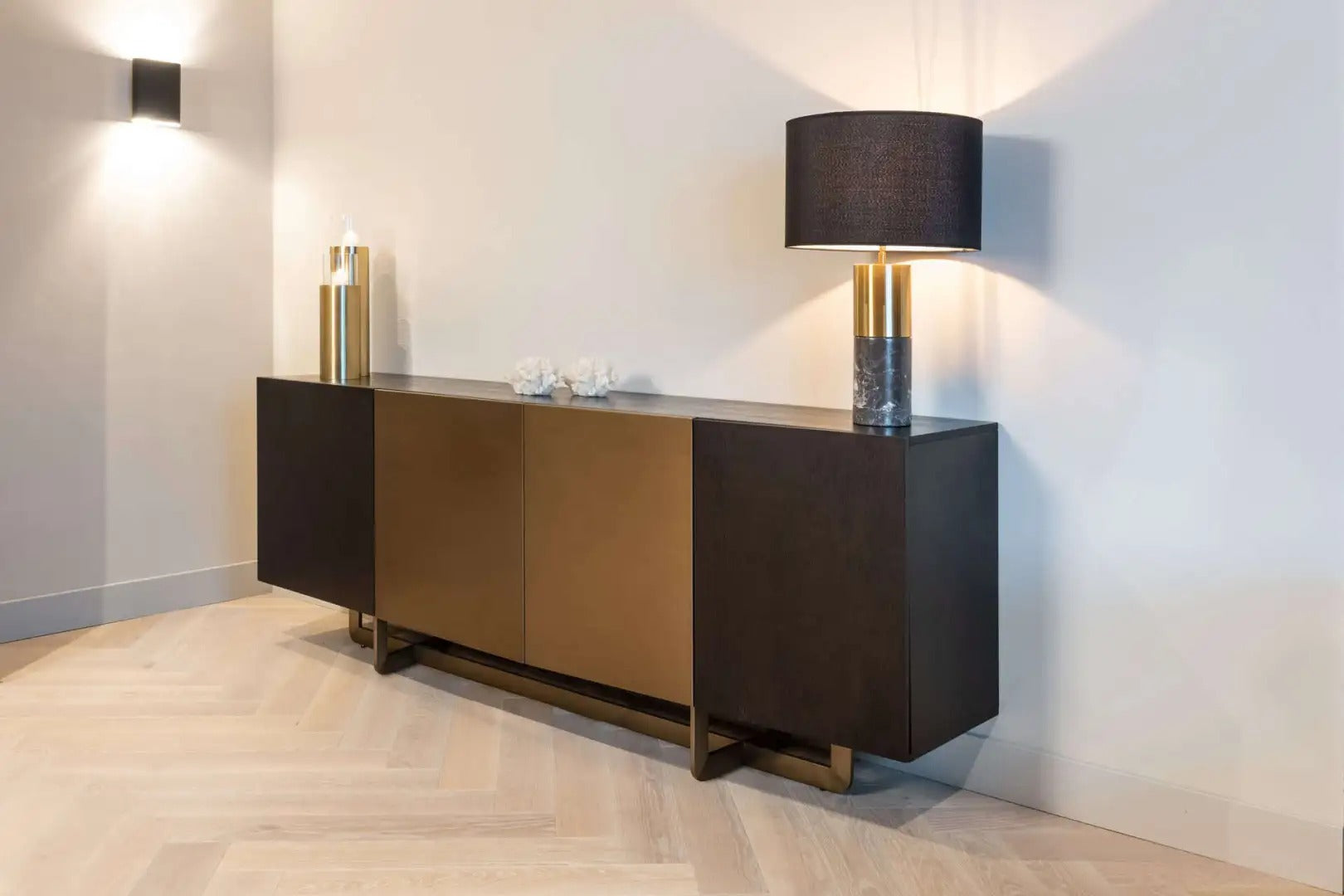 DAX kast zwart met messing afwerking