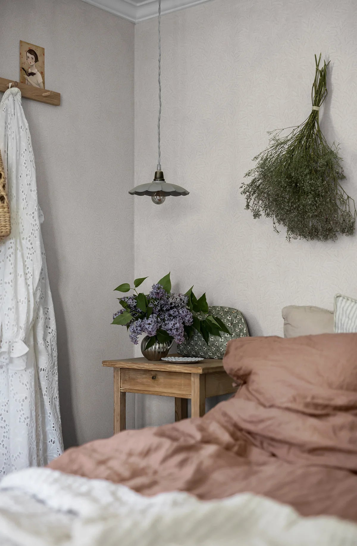 Behang met een plantenmotief van bladeren MOLLY’S MEADOW gebroken wit