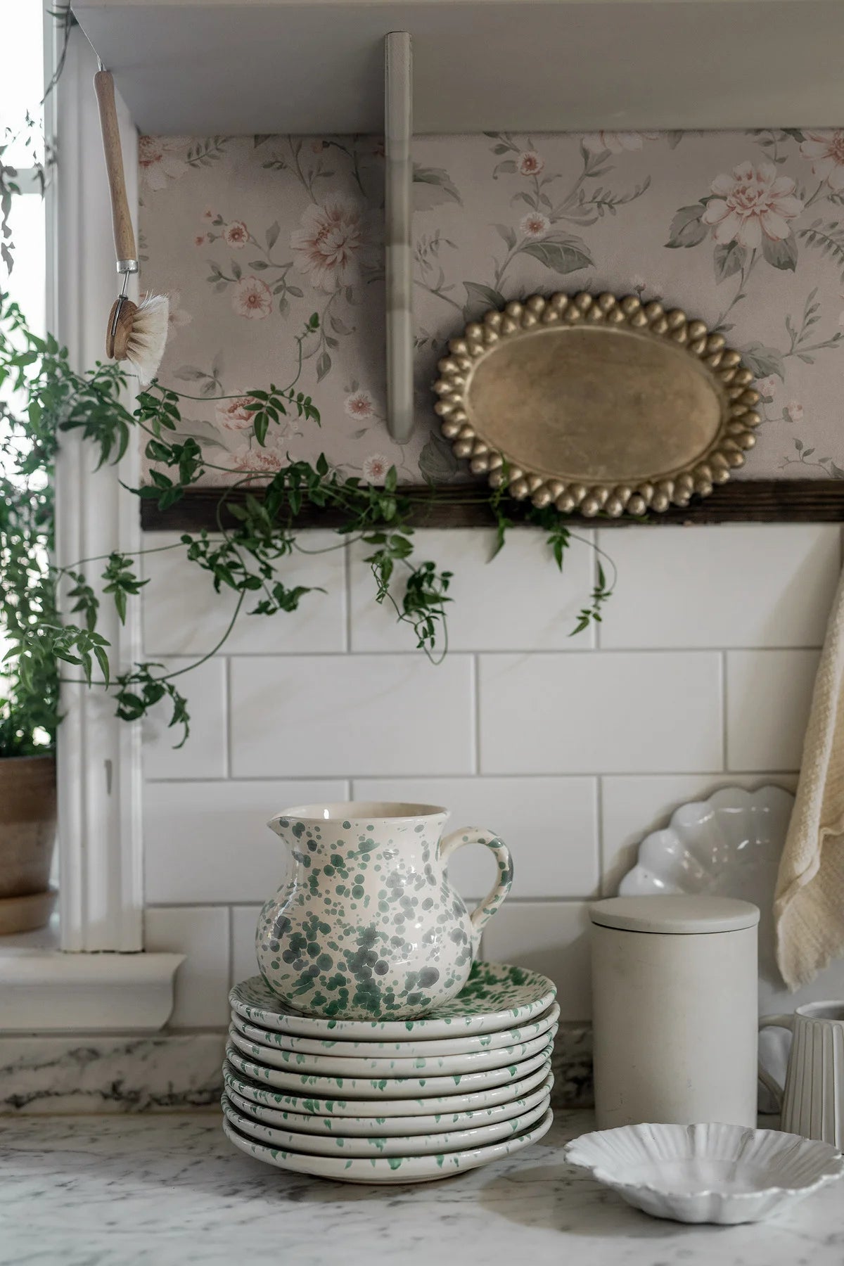 Vliesbehang met plantaal patroon LAURA’S COTTAGE beige met poederroze