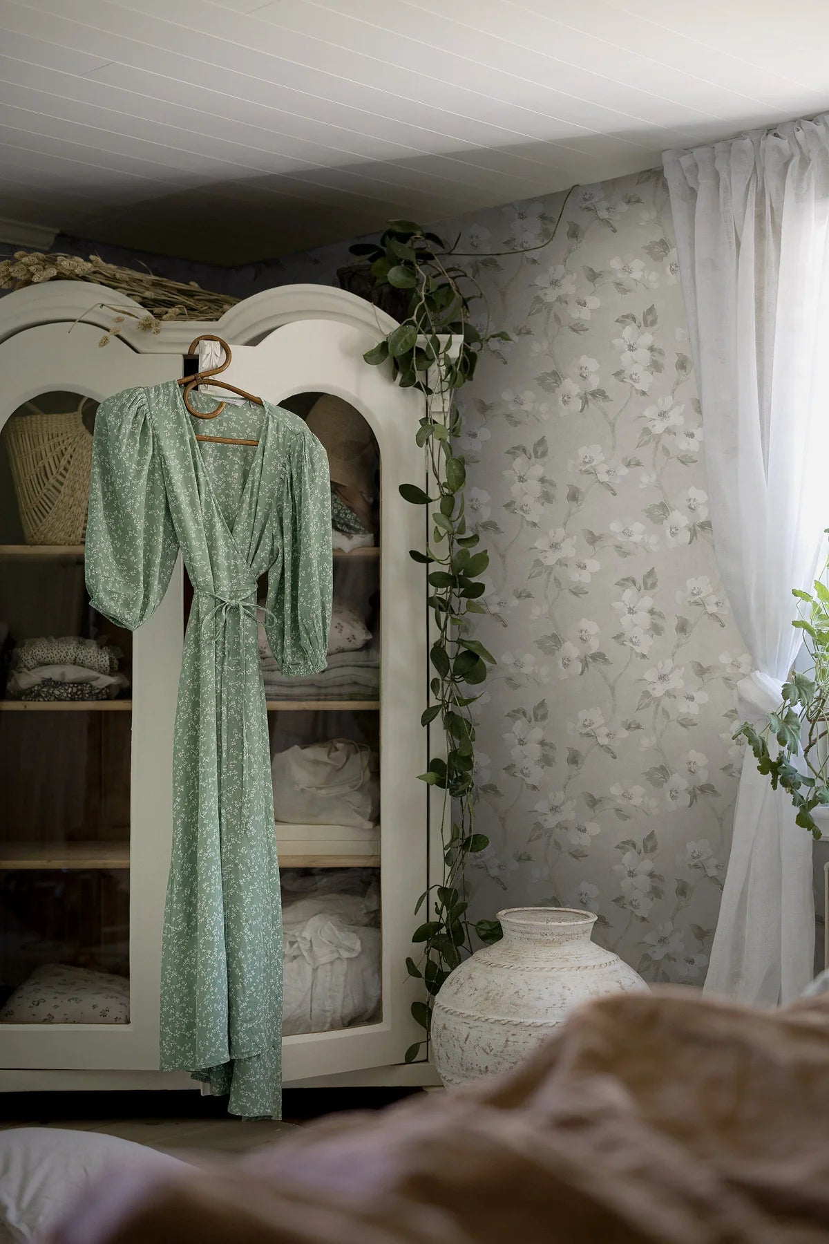 Behang met plantaal bloemenpatroon HELEN’S FLOWER grijsbeige met wit