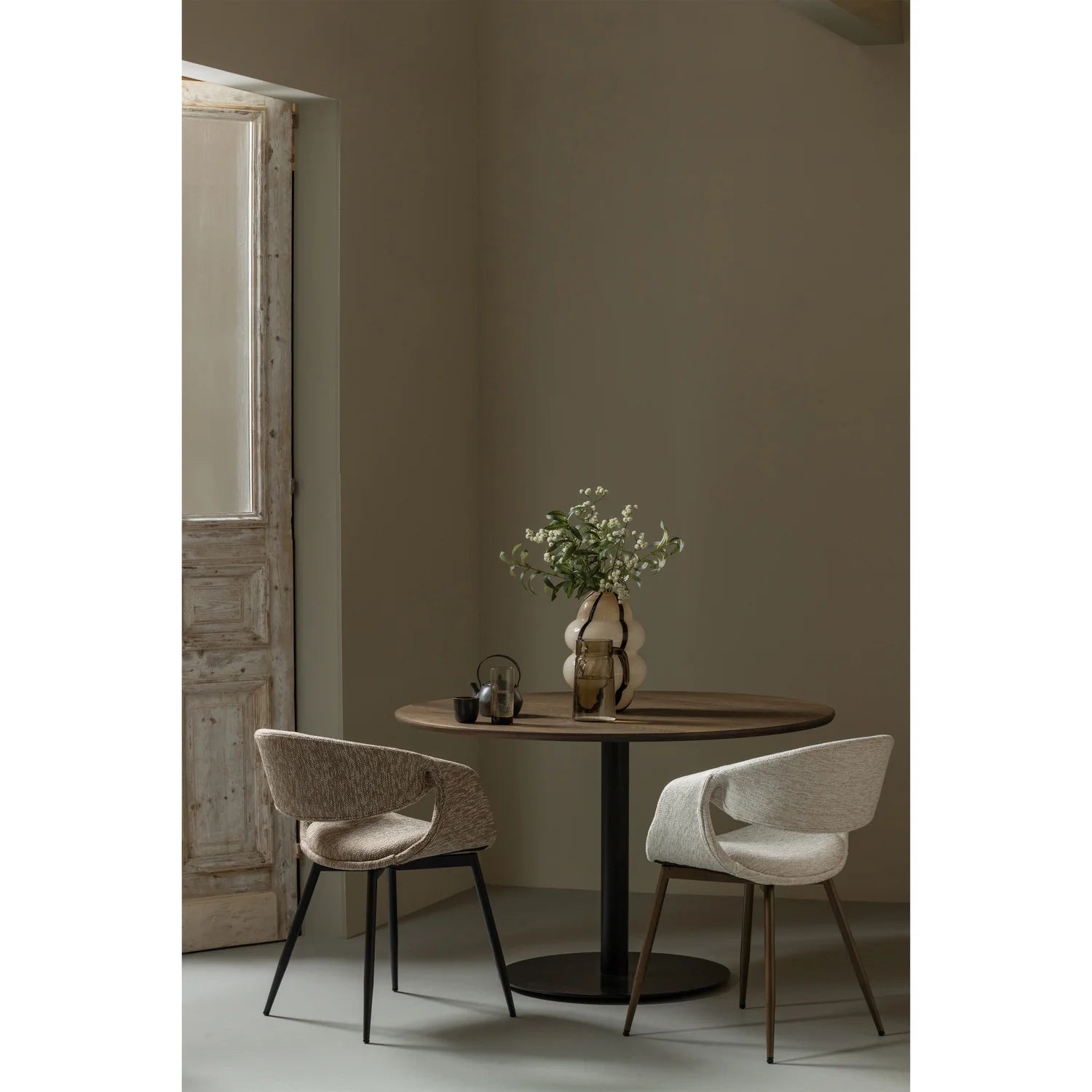 Sessel mit Armlehnen YOSSI weiß mit braunem Metallgestell