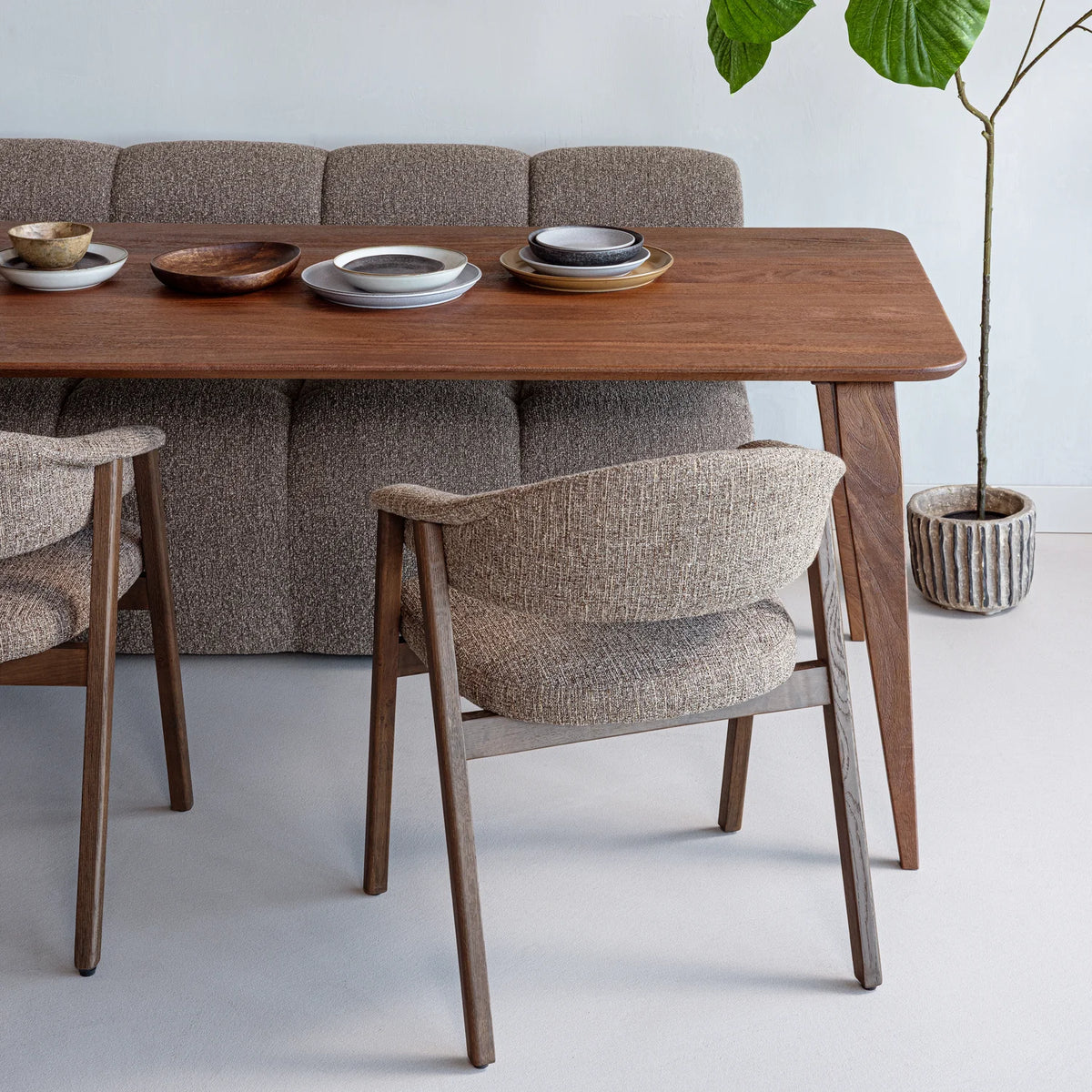 TUNAR fauteuil bruin met een donkerbruine houten basis