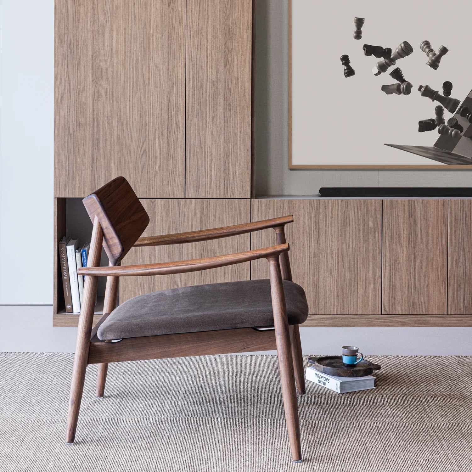 Fauteuil BASK met bruin zitvlak en notenhouten basis
