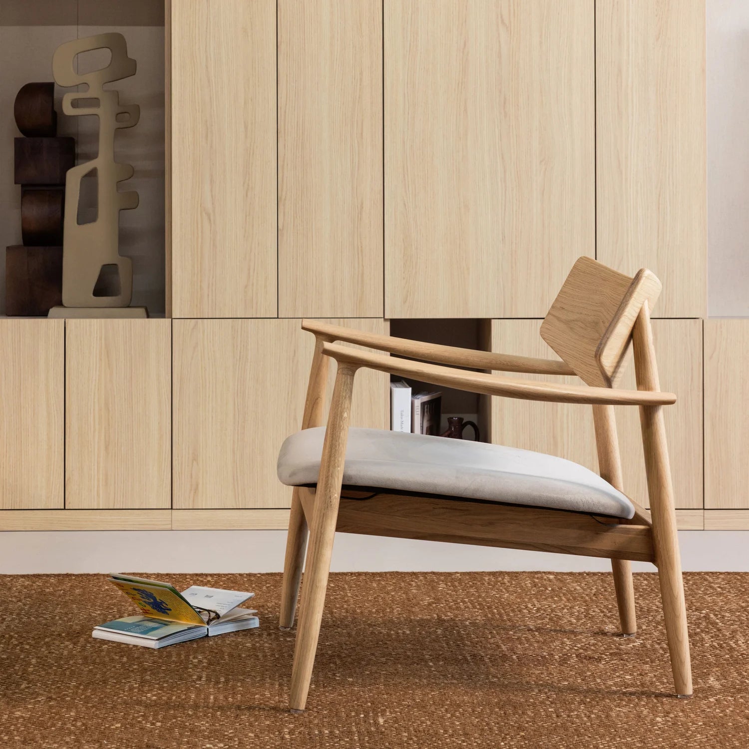 Fauteuil BASK beige zitvlak met eiken basis