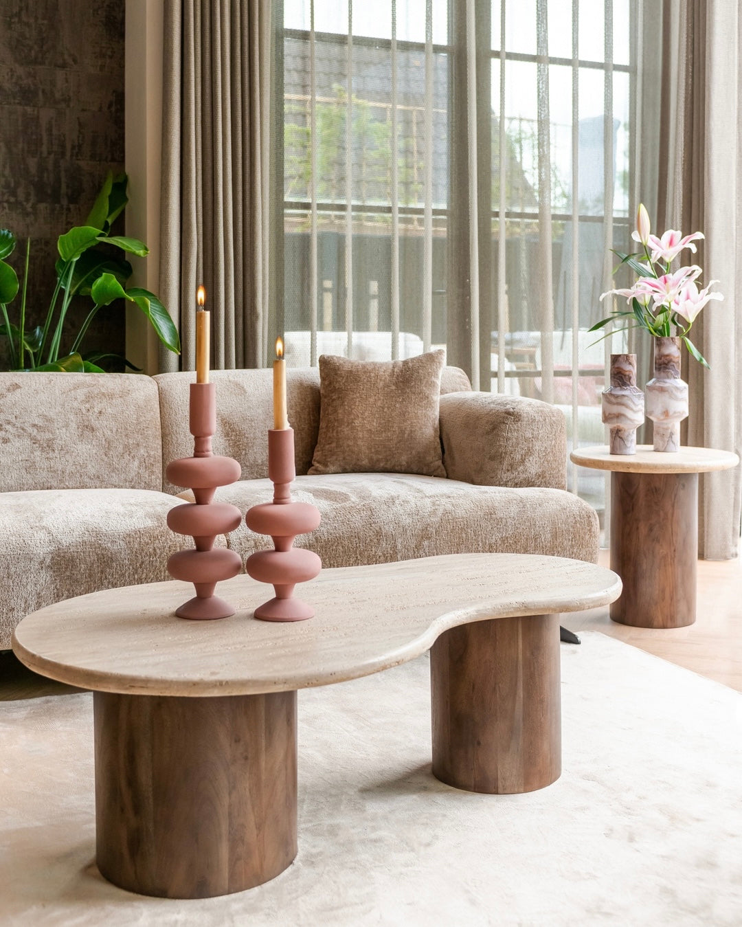 Couchtisch DOUGLAS aus Travertin mit Holzgestell