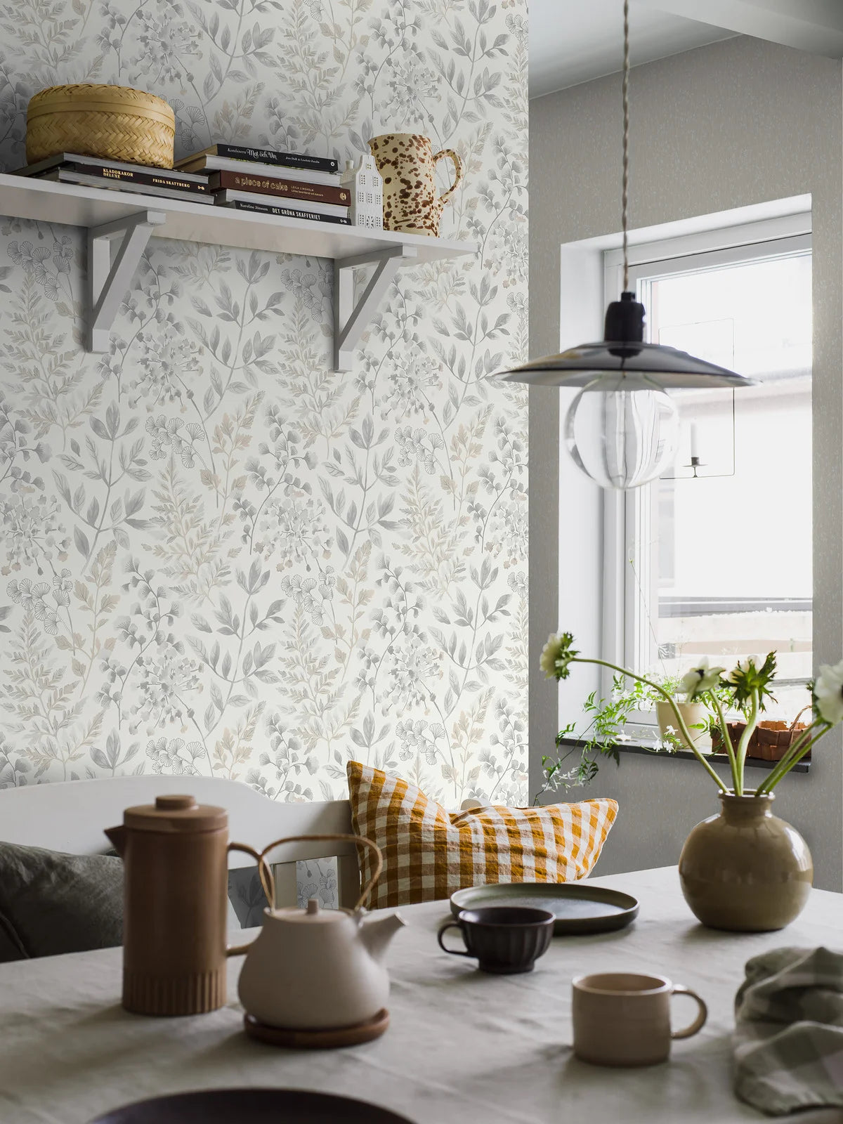 Fluwelen papierbehang met plantaardig patroon SIGRID in gedempt grijs met beige
