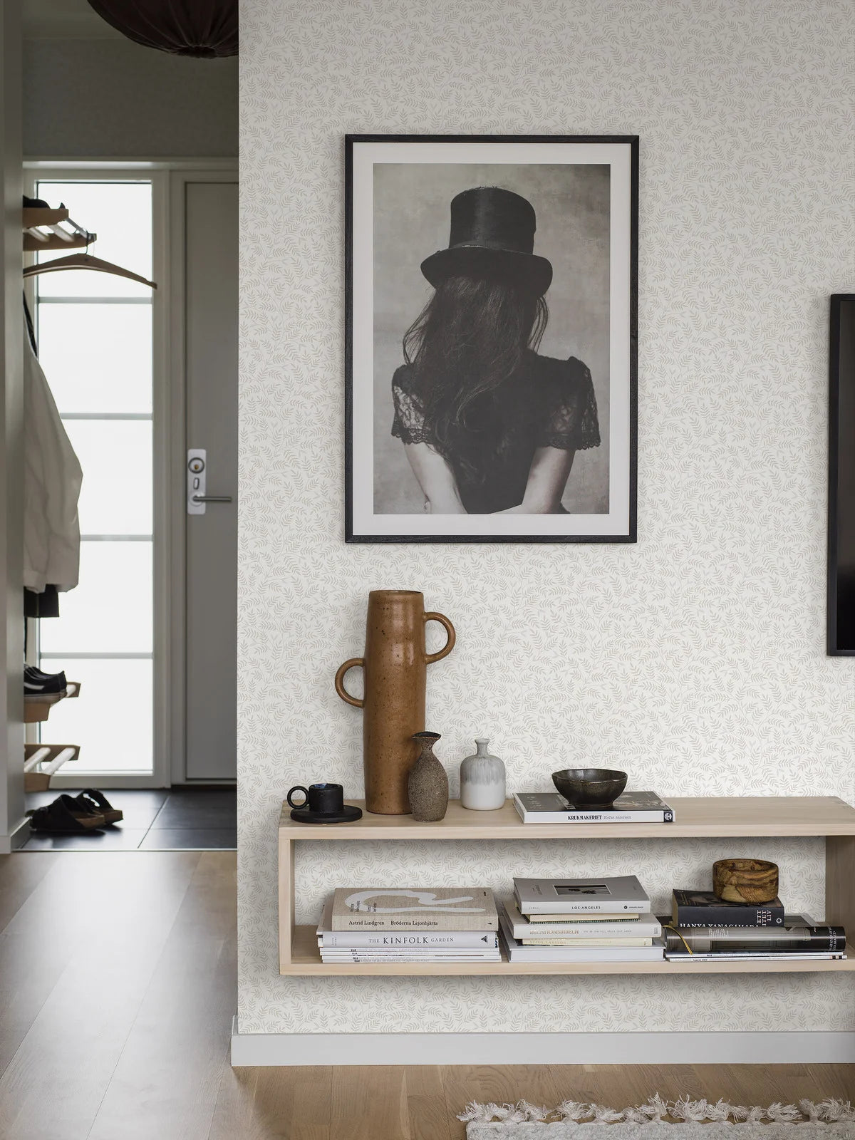 Vliesbehang van papier met plantaal patroon OLOF wit met beige