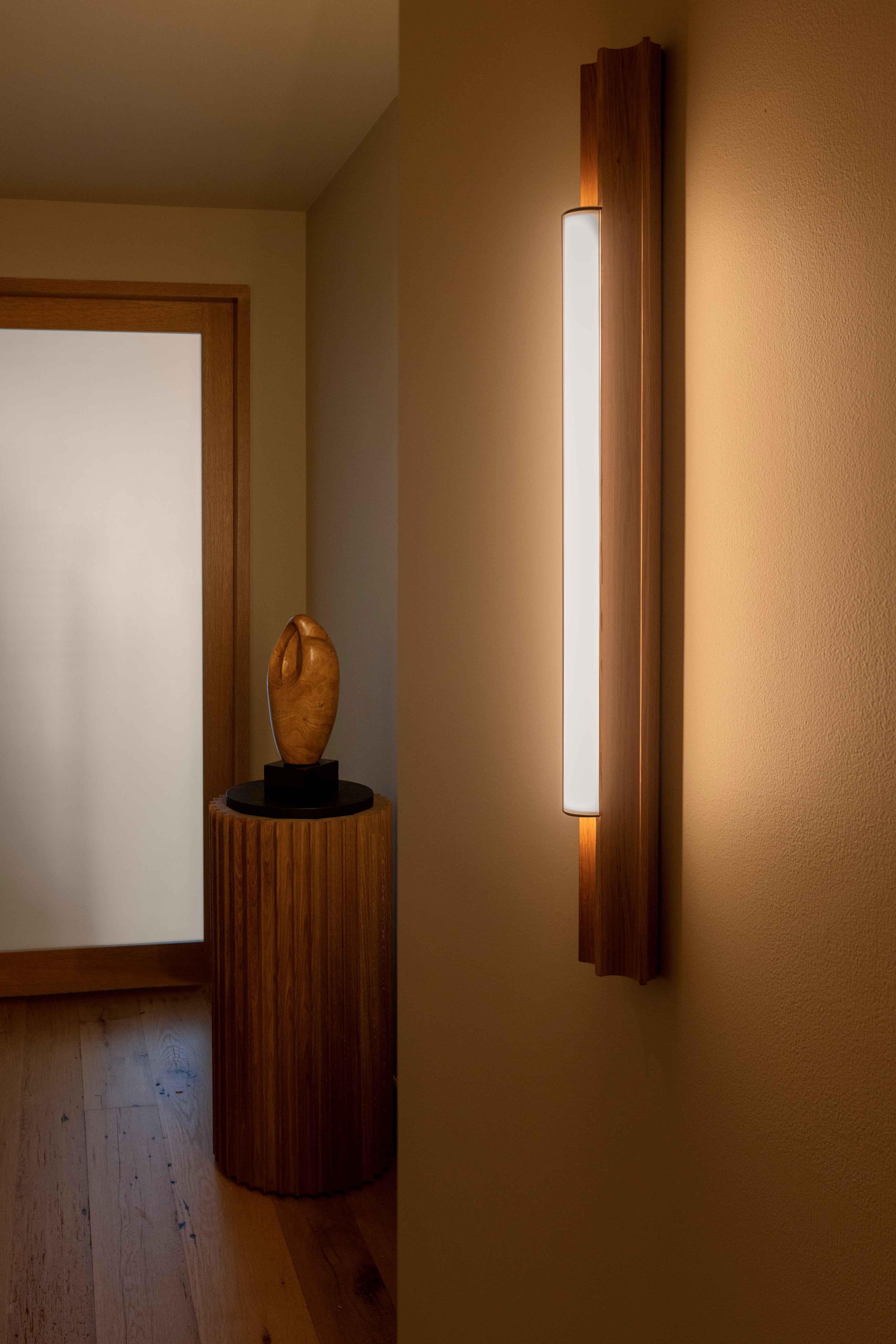 Wandlamp ALTAR van eikenhout met messing afwerking