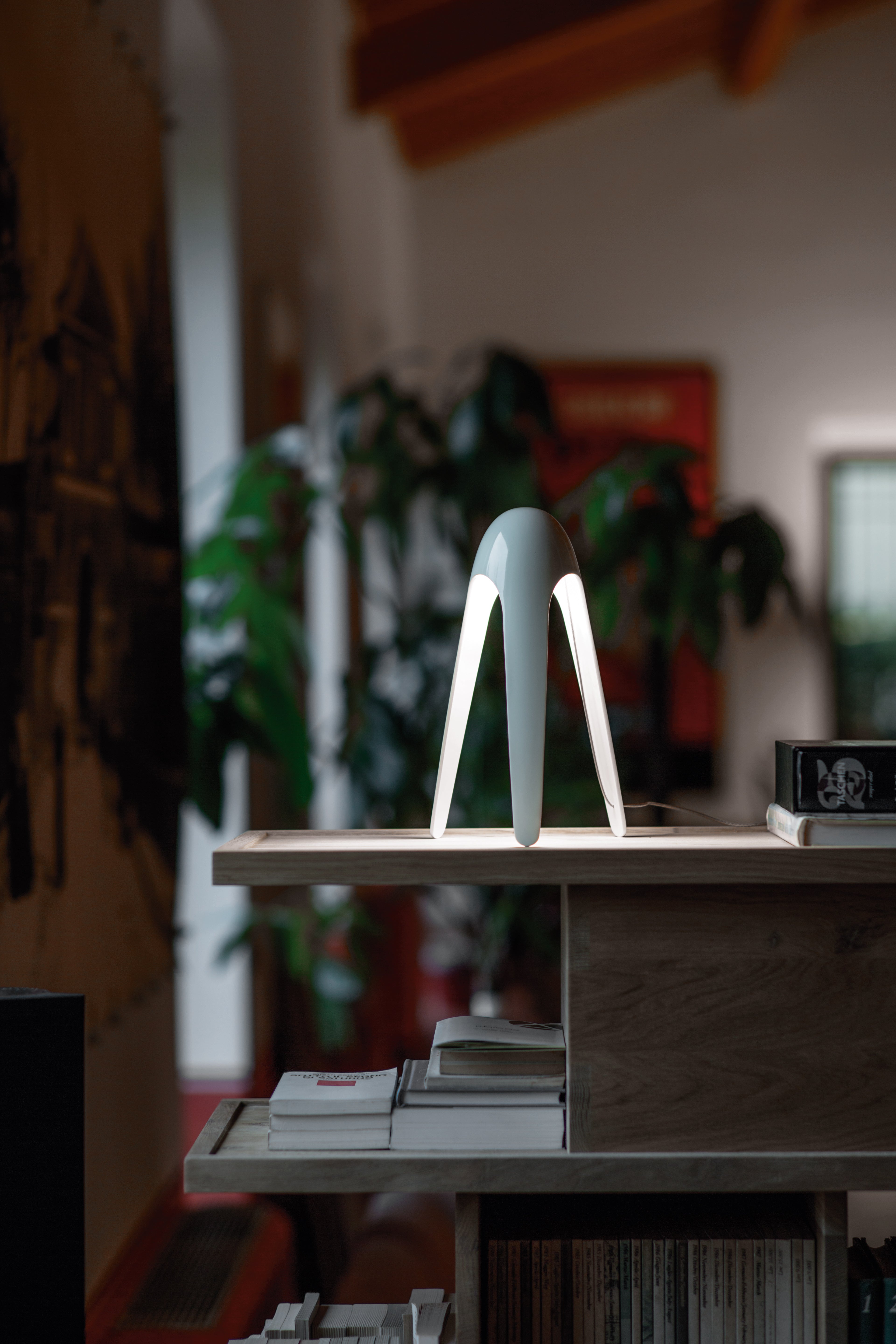 Tischlampe CYBORG in schimmerndem Blau