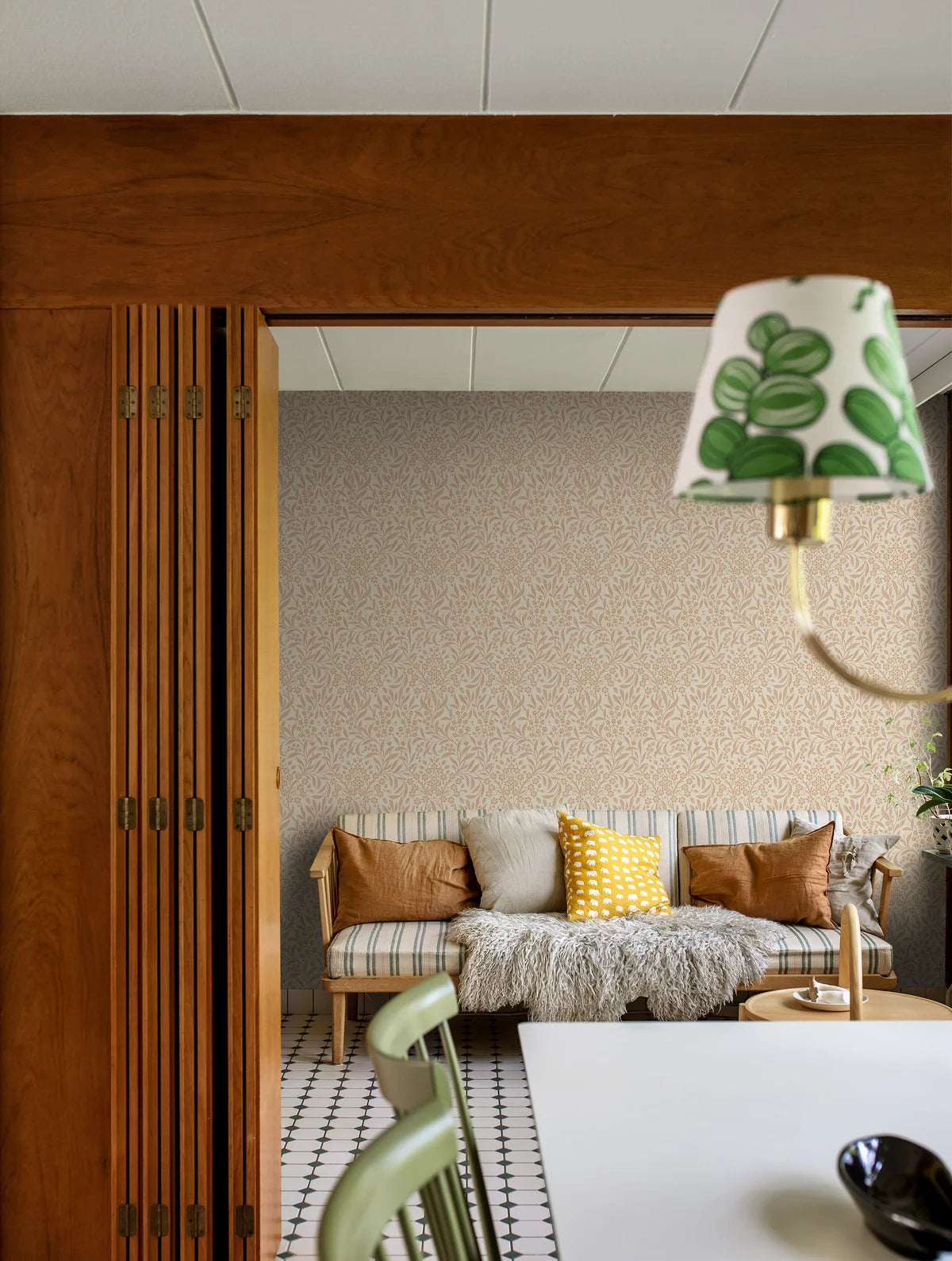 Non-woven paper wallpaper with a plant pattern KRYDDHYLLAN beige with pink