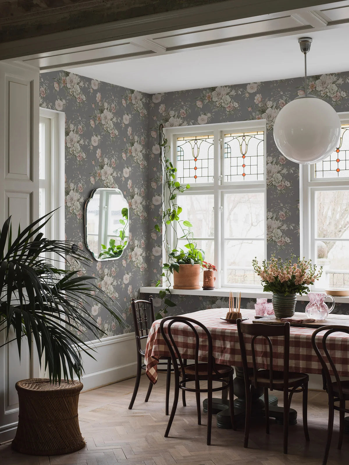 Vliesbehang met een plantaal patroon FLORAL CHARM grijs met wit en roze